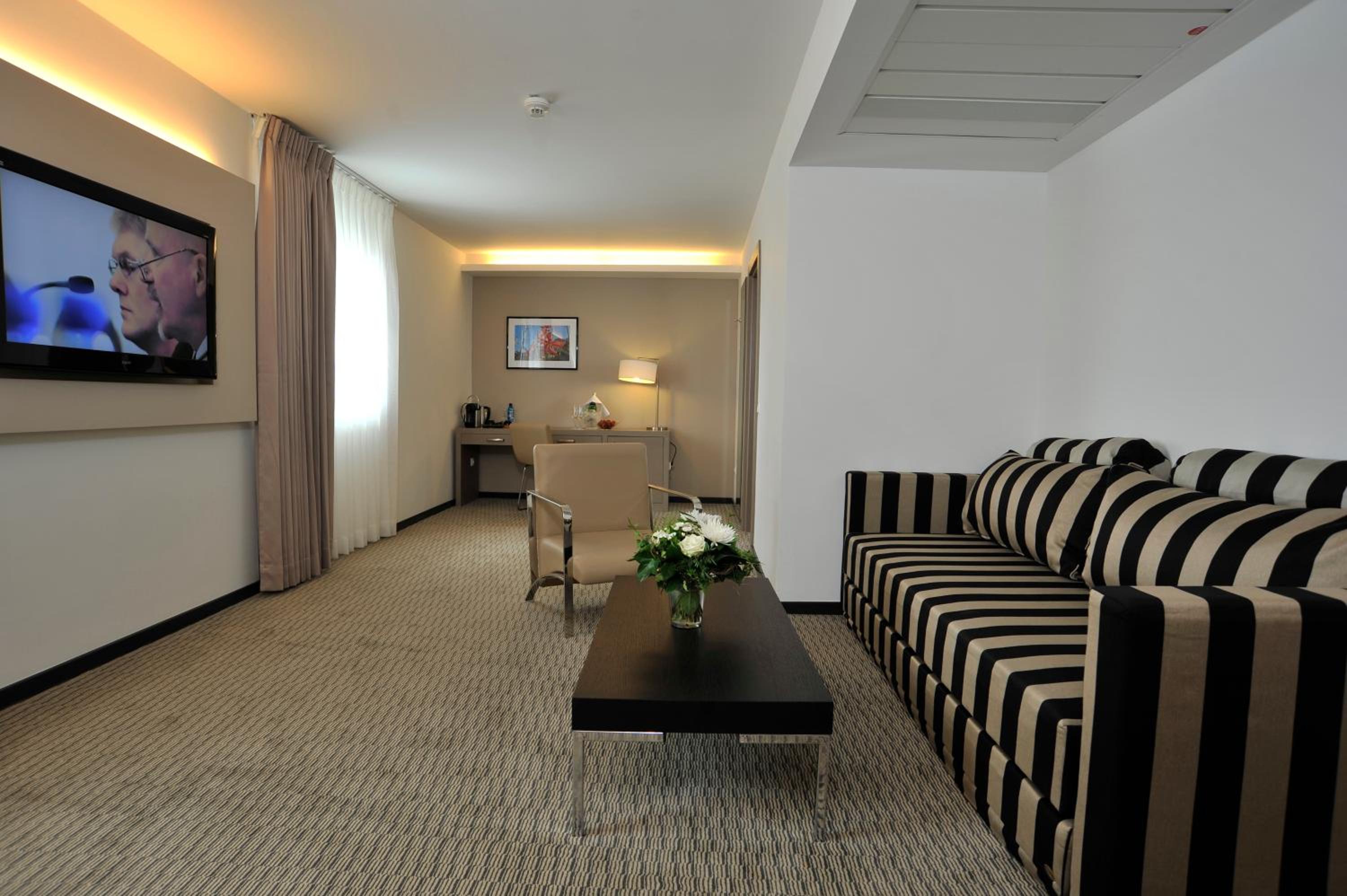 Suite - 1 King Bed - Photo 2