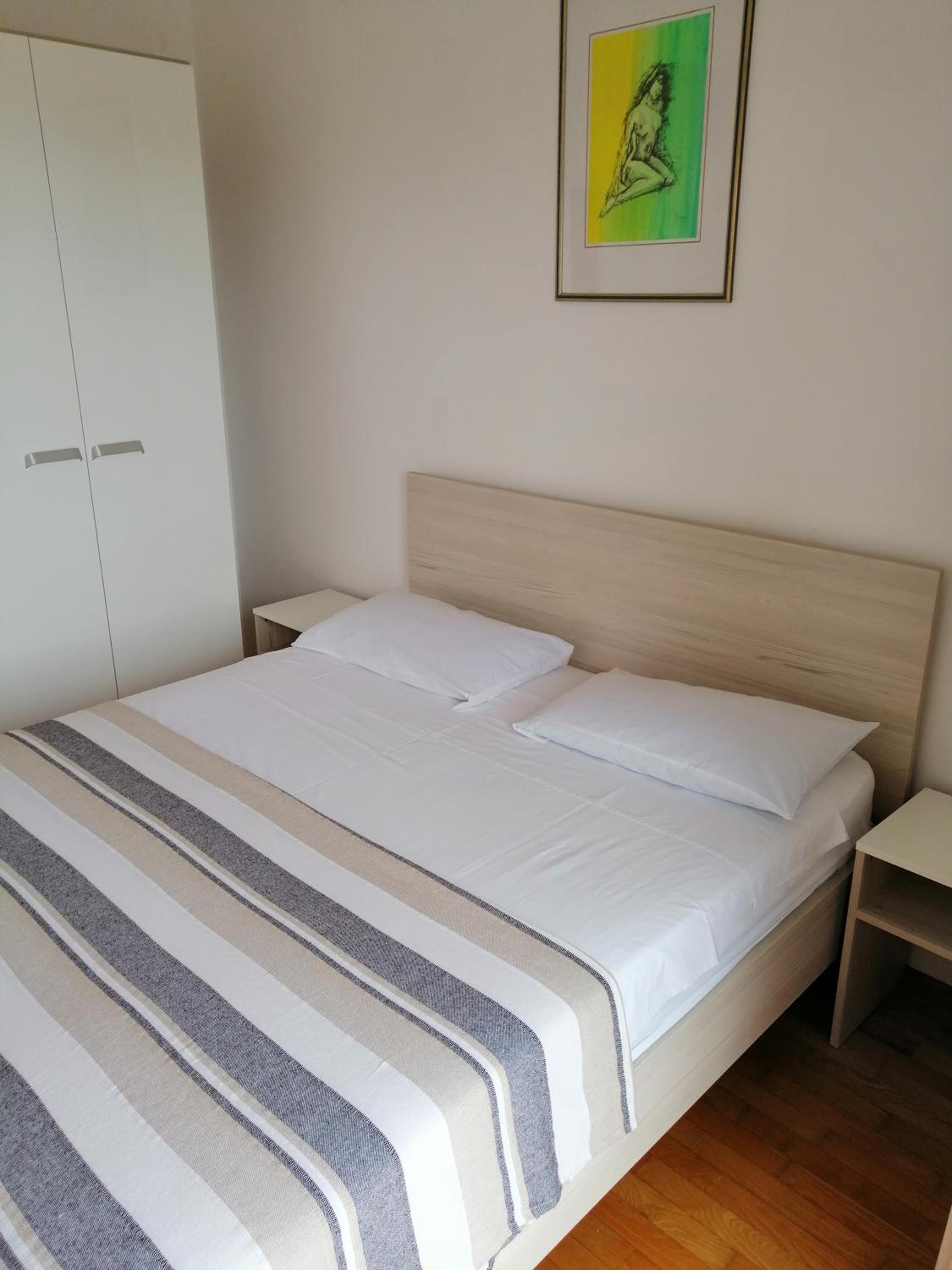 Apartment with Balcony and Sea View - Photo 3