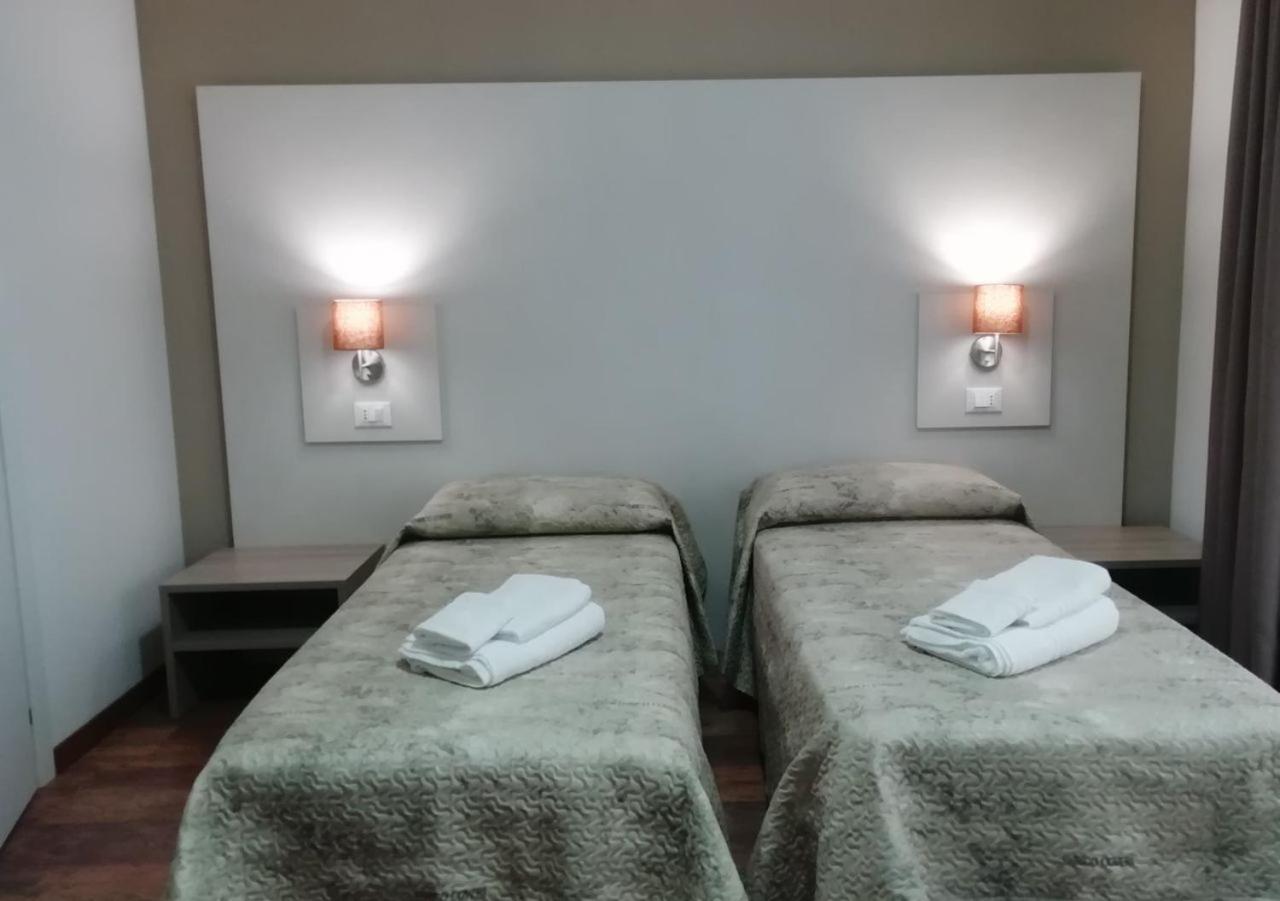 Double or Twin Room with Private Bathroom - Photo 13