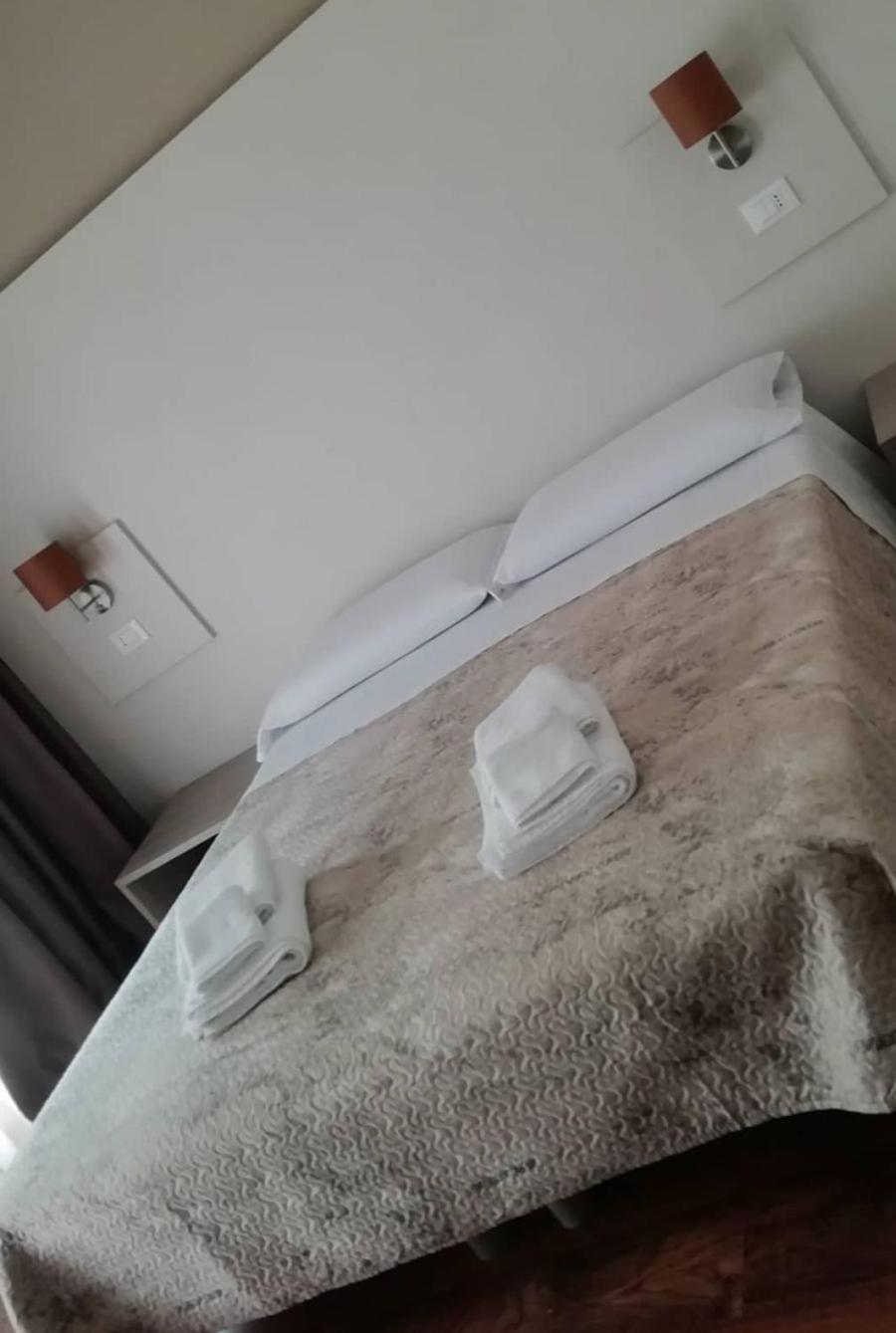 Double or Twin Room with Private Bathroom - Photo 1