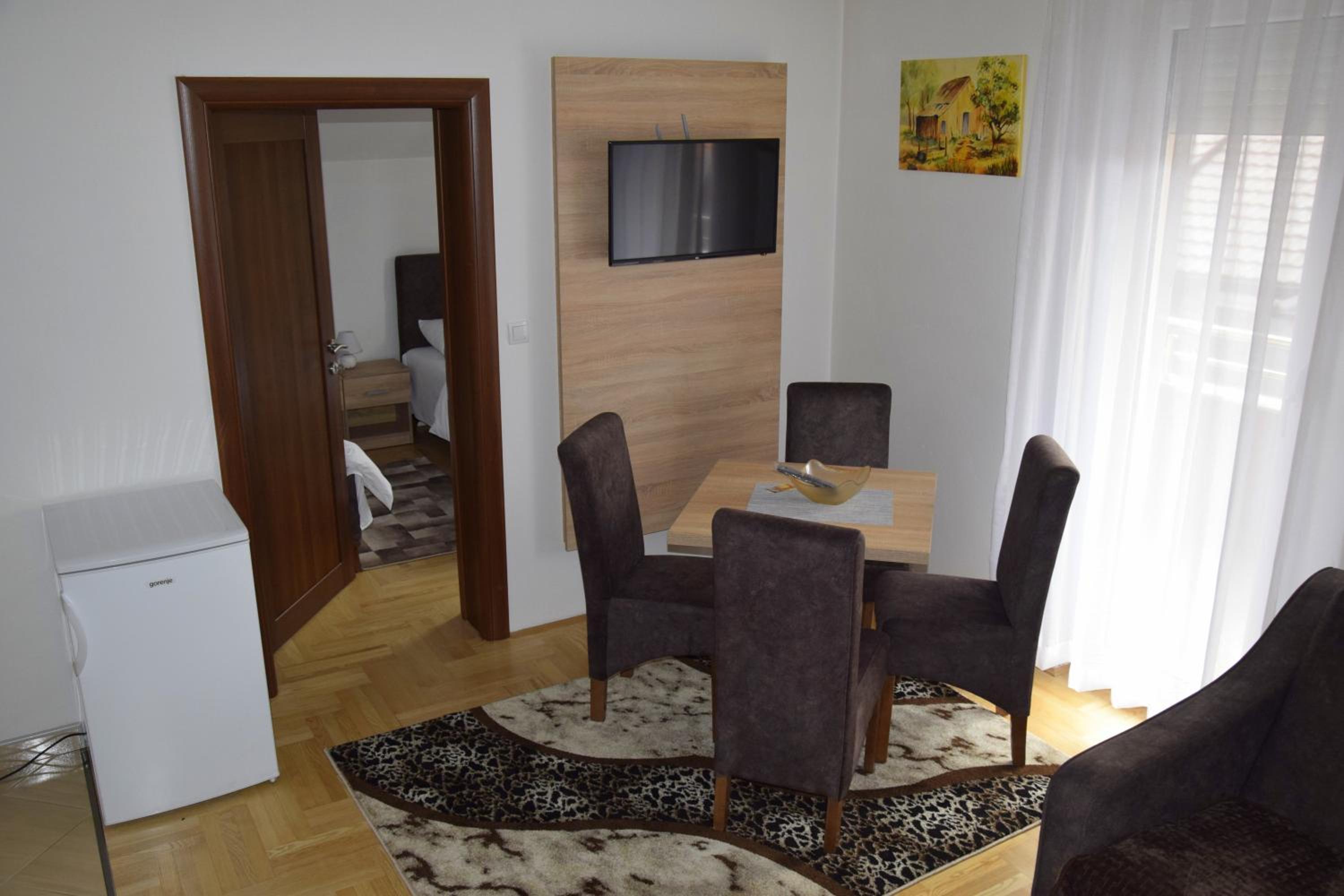 Apartment with Balcony photo 2