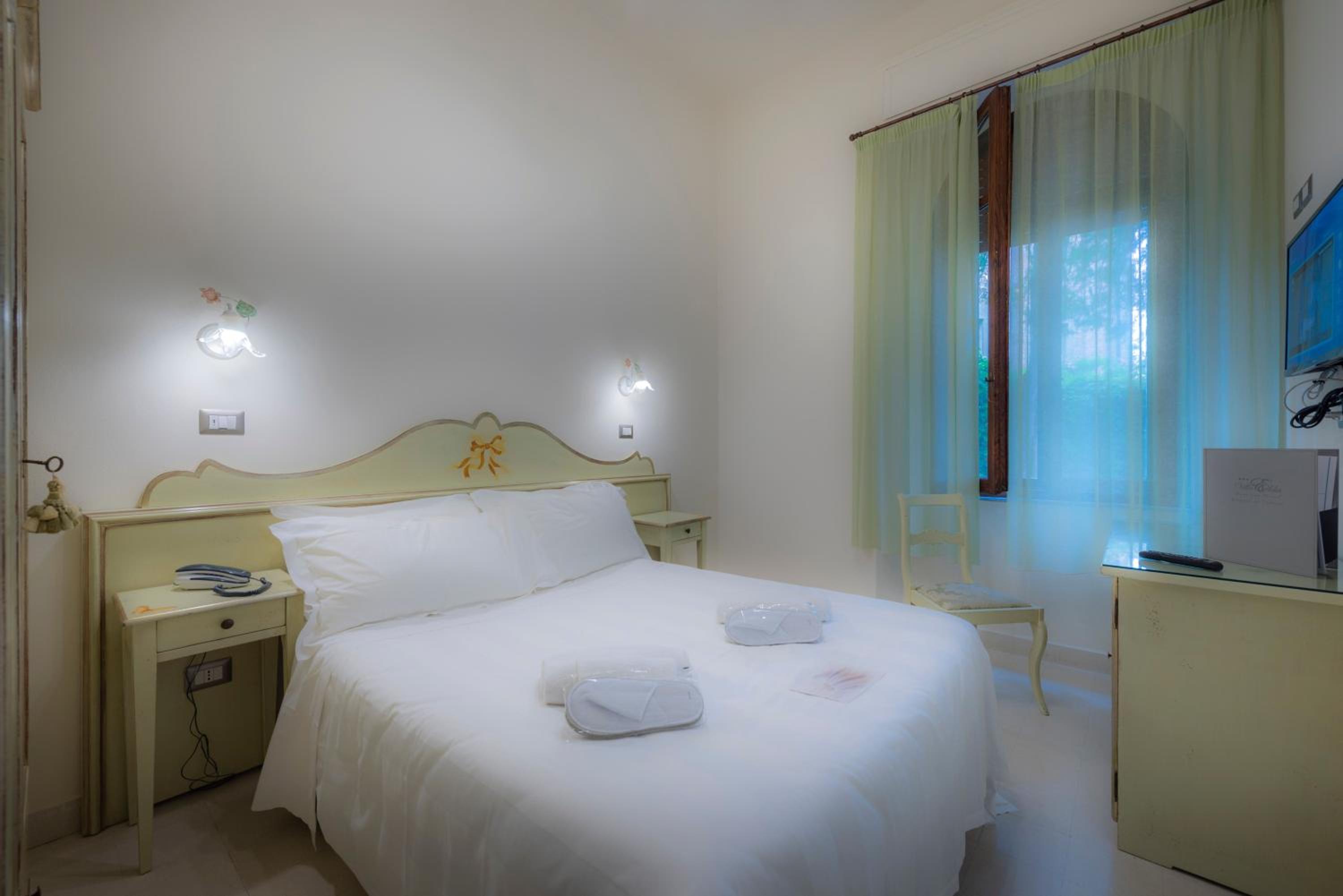 Classic Double Room with Small Double Bed - Photo 2