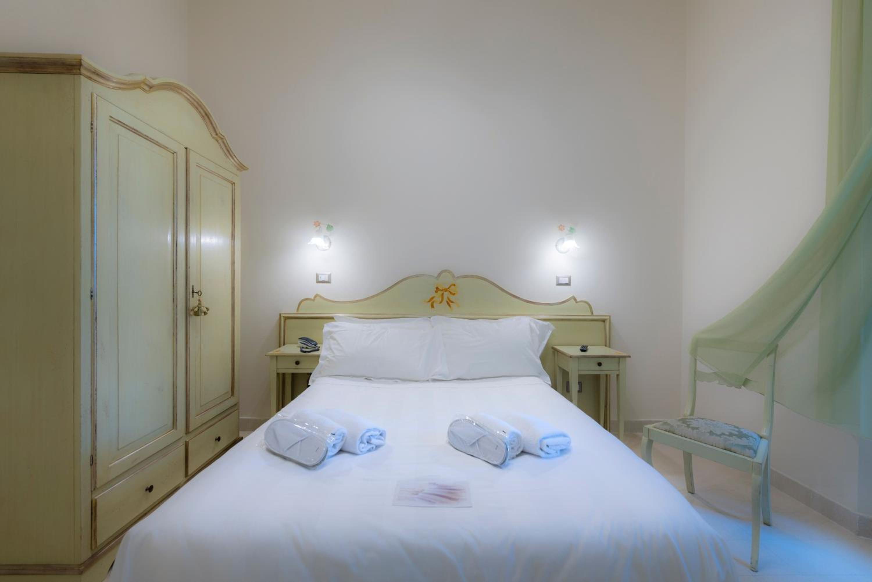 Classic Double Room with Small Double Bed - Photo 4