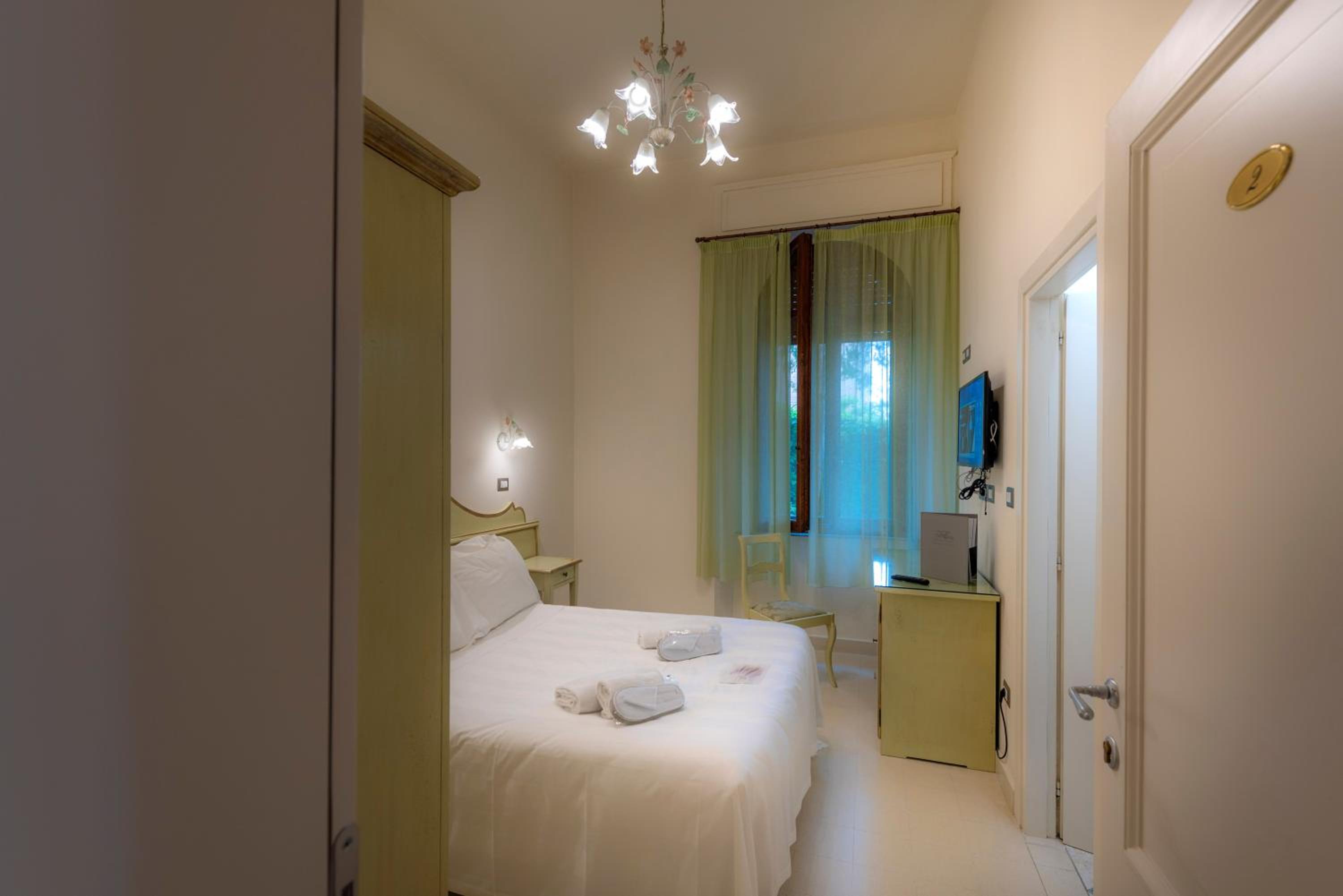 Classic Double Room with Small Double Bed - Photo 1