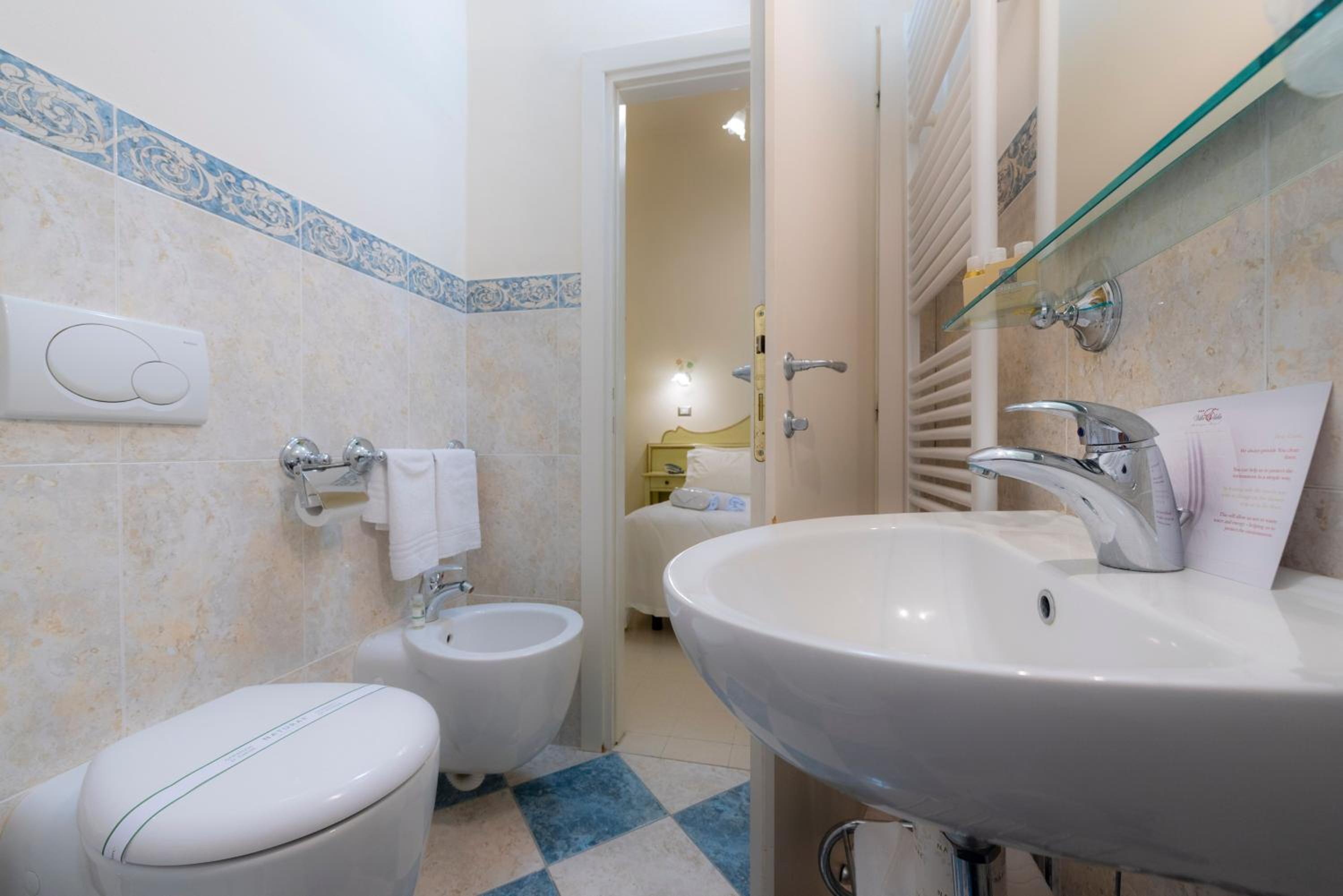 Classic Double Room with Small Double Bed - Photo 3