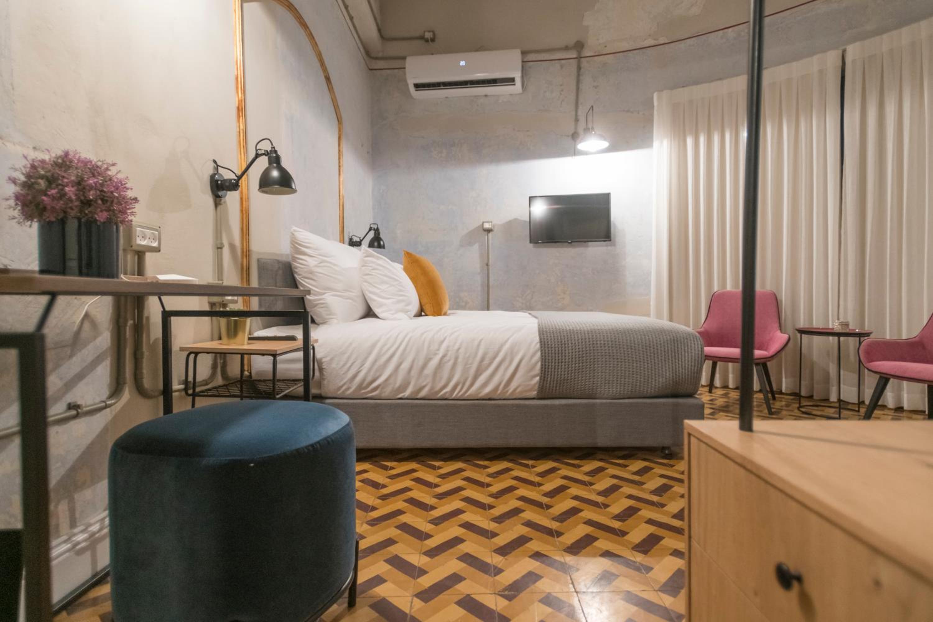 Deluxe Double Room with Balcony - Photo 10