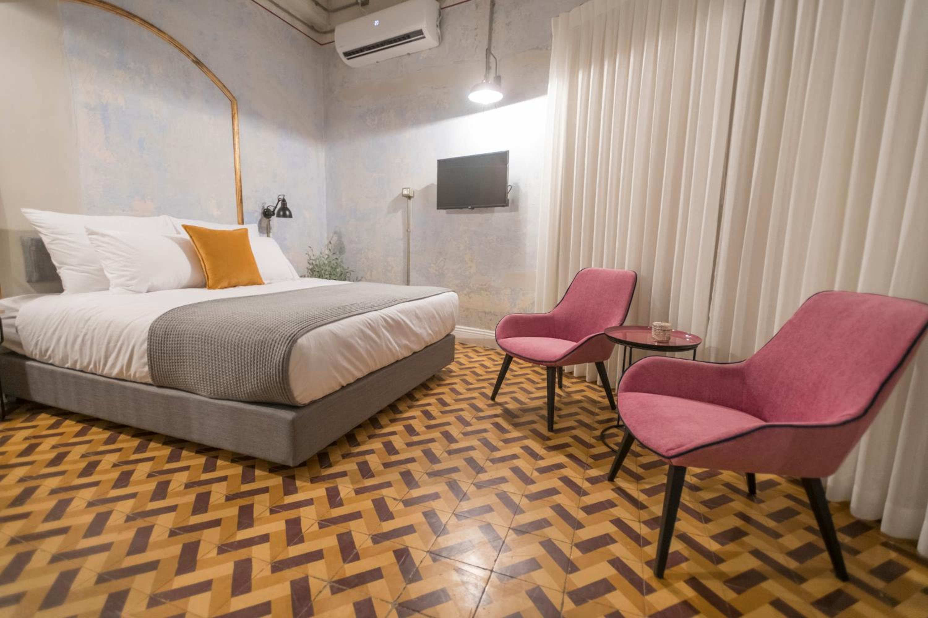 Deluxe Double Room with Balcony - Photo 11