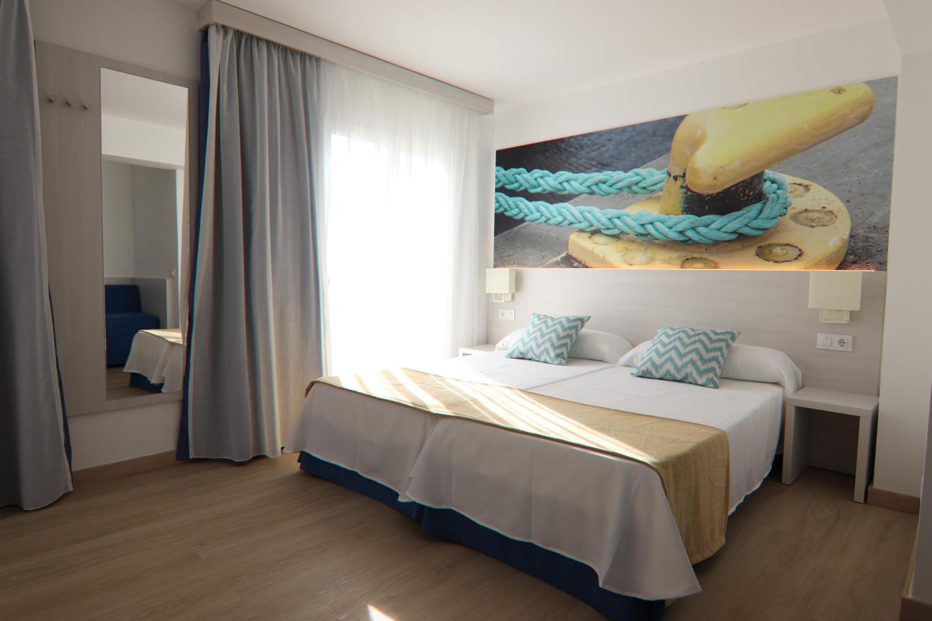 Twin Room with Balcony with Aircon/Heating photo 3