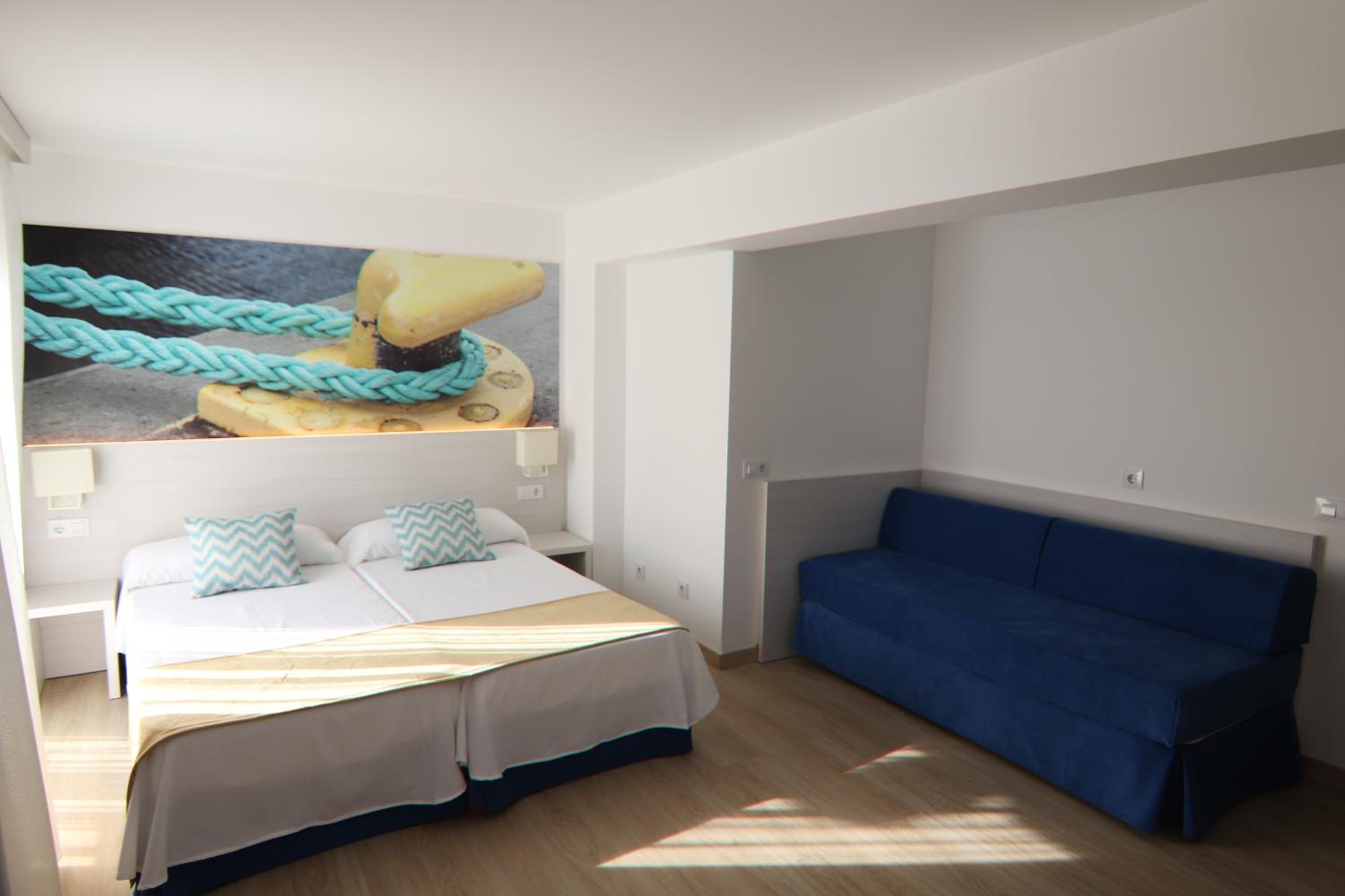 Twin Room with Balcony with Aircon/Heating photo 2
