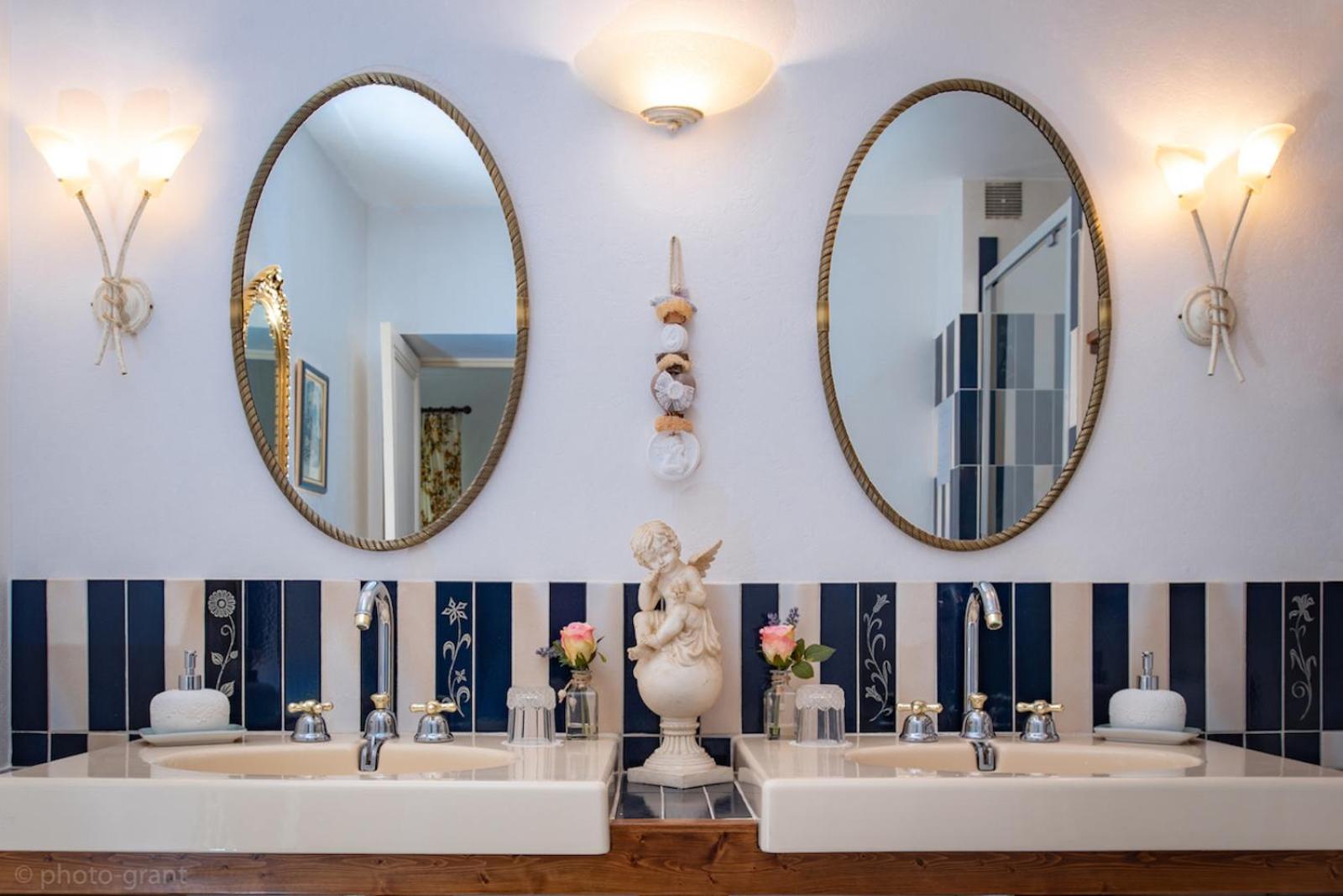 Deluxe King Room - Photo 9