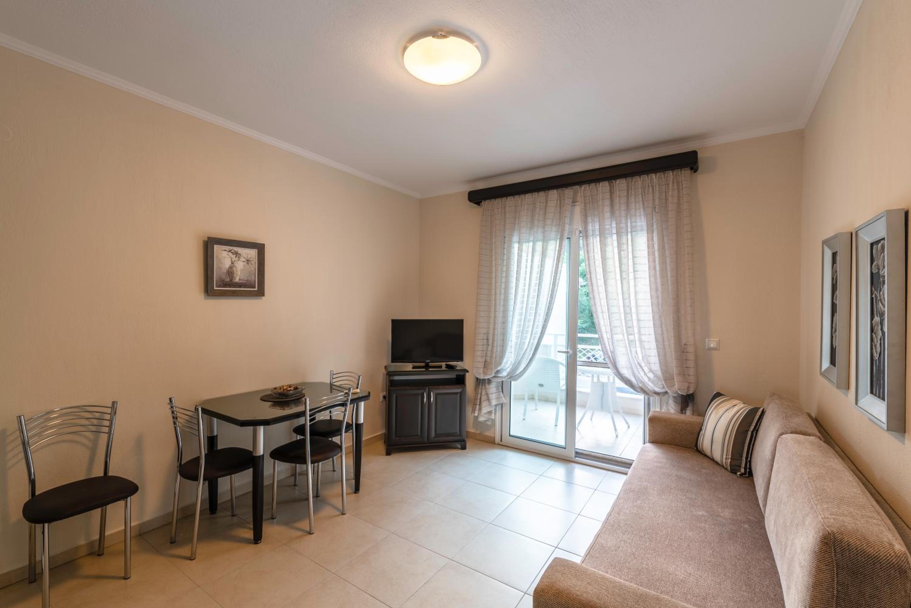 One-Bedroom Apartment (4 Adults) photo 3