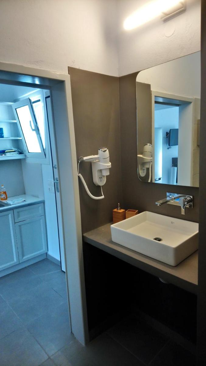 Studio Apartment - Photo 2
