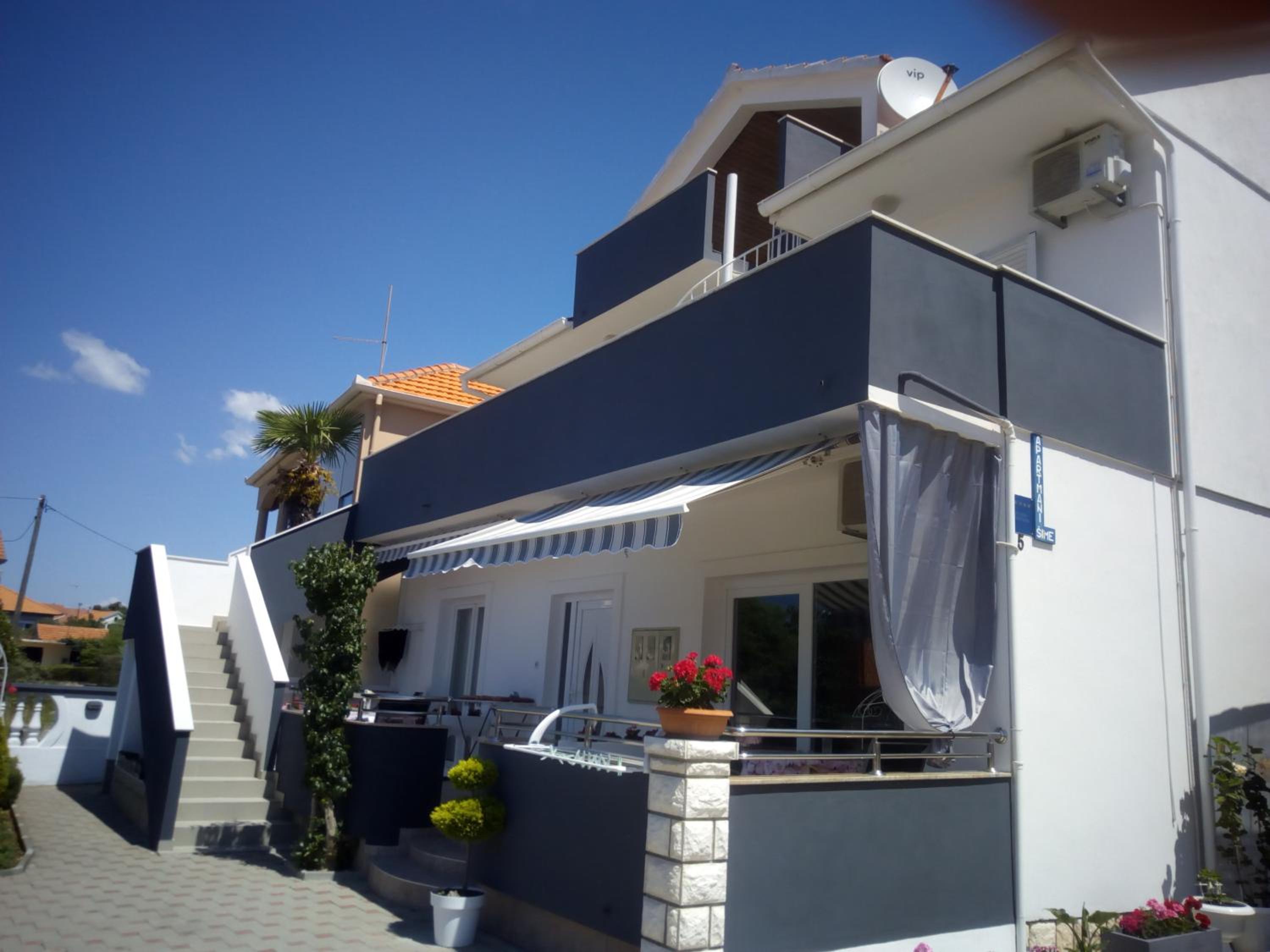 Apartment with Balcony - Photo 2