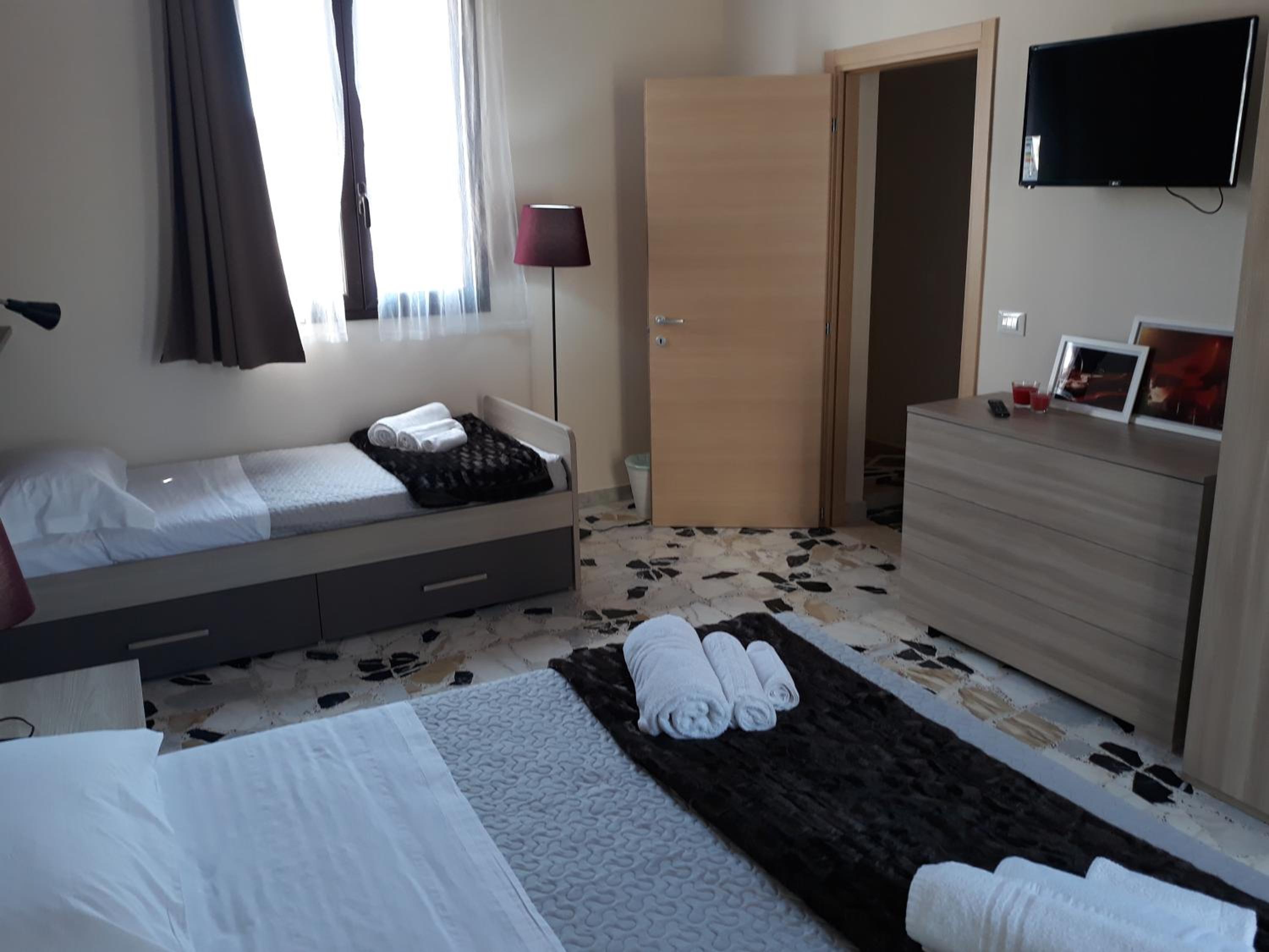 Triple Room with Private Bathroom - Photo 2