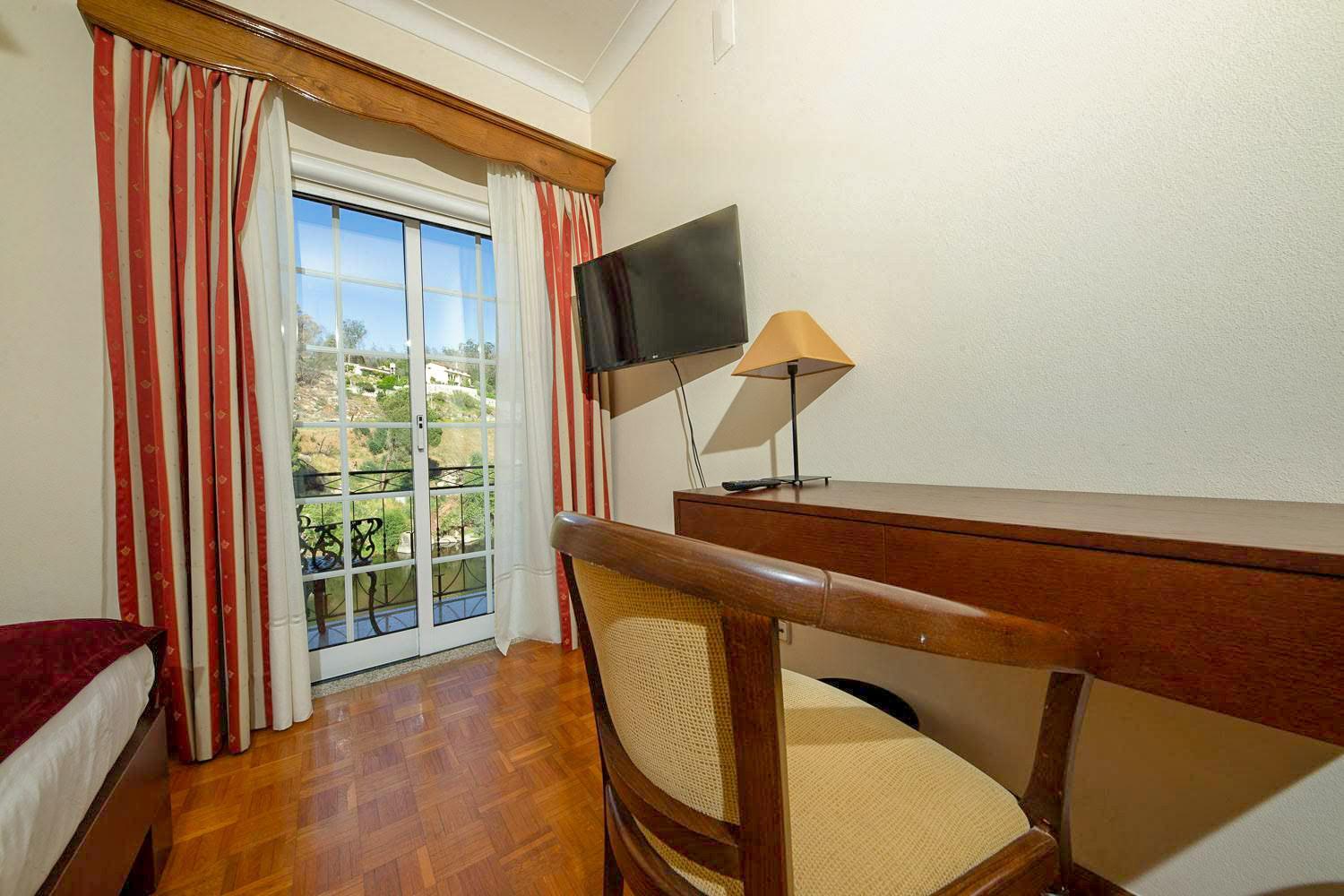 Double Room with River View - Photo 2