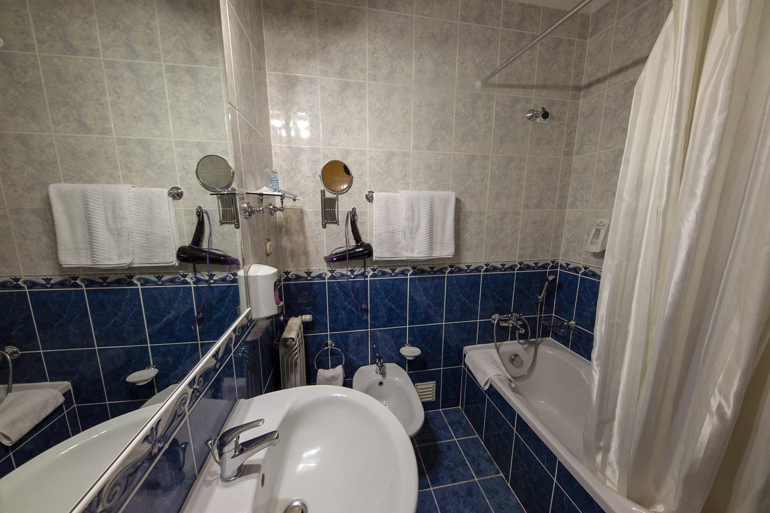 Double Room with River View - Photo 3