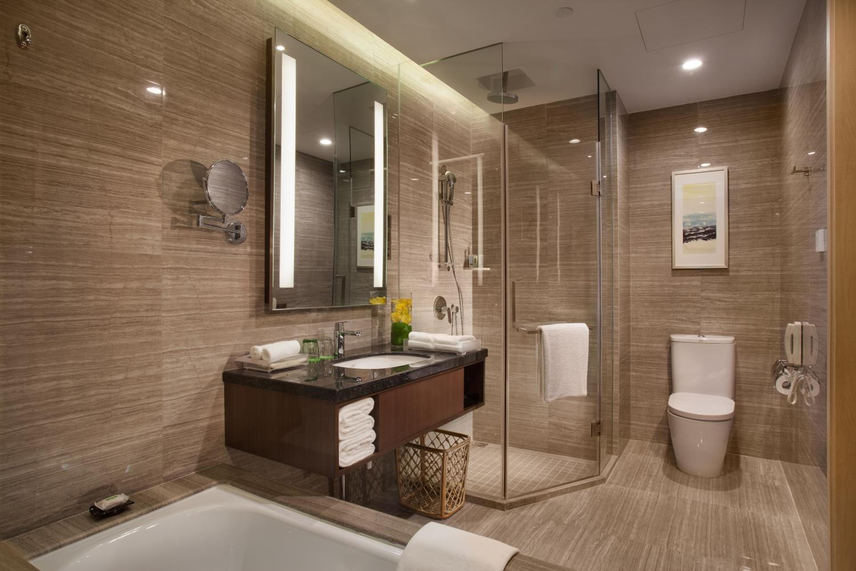 Standard King Room - High Floor/Lounge Access photo 3