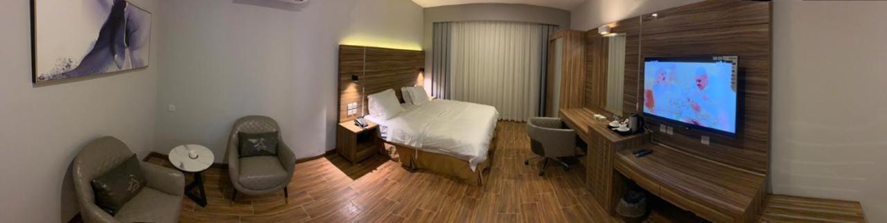 Standard King Room photo 2
