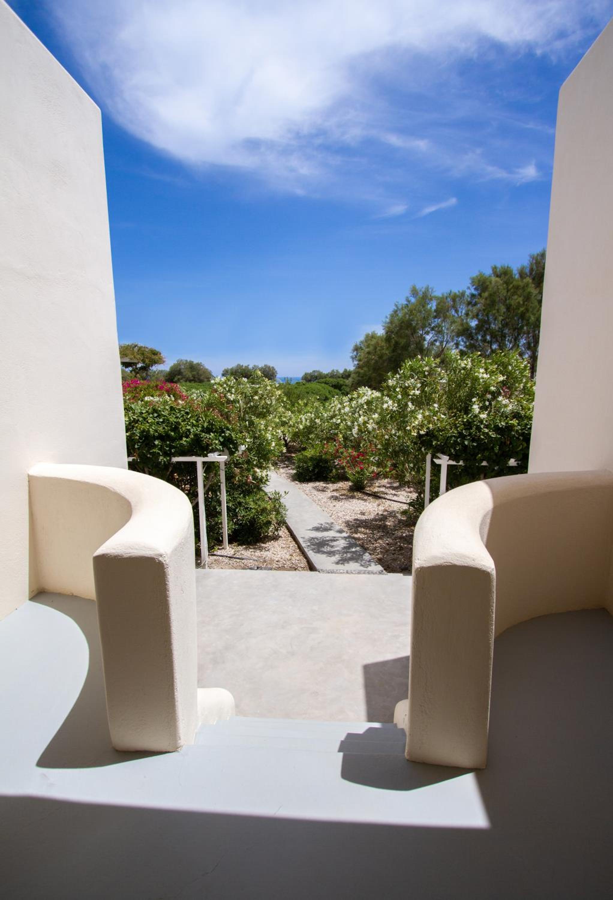 White Katikia Two-Bedroom Apartment - Split Level - Photo 6