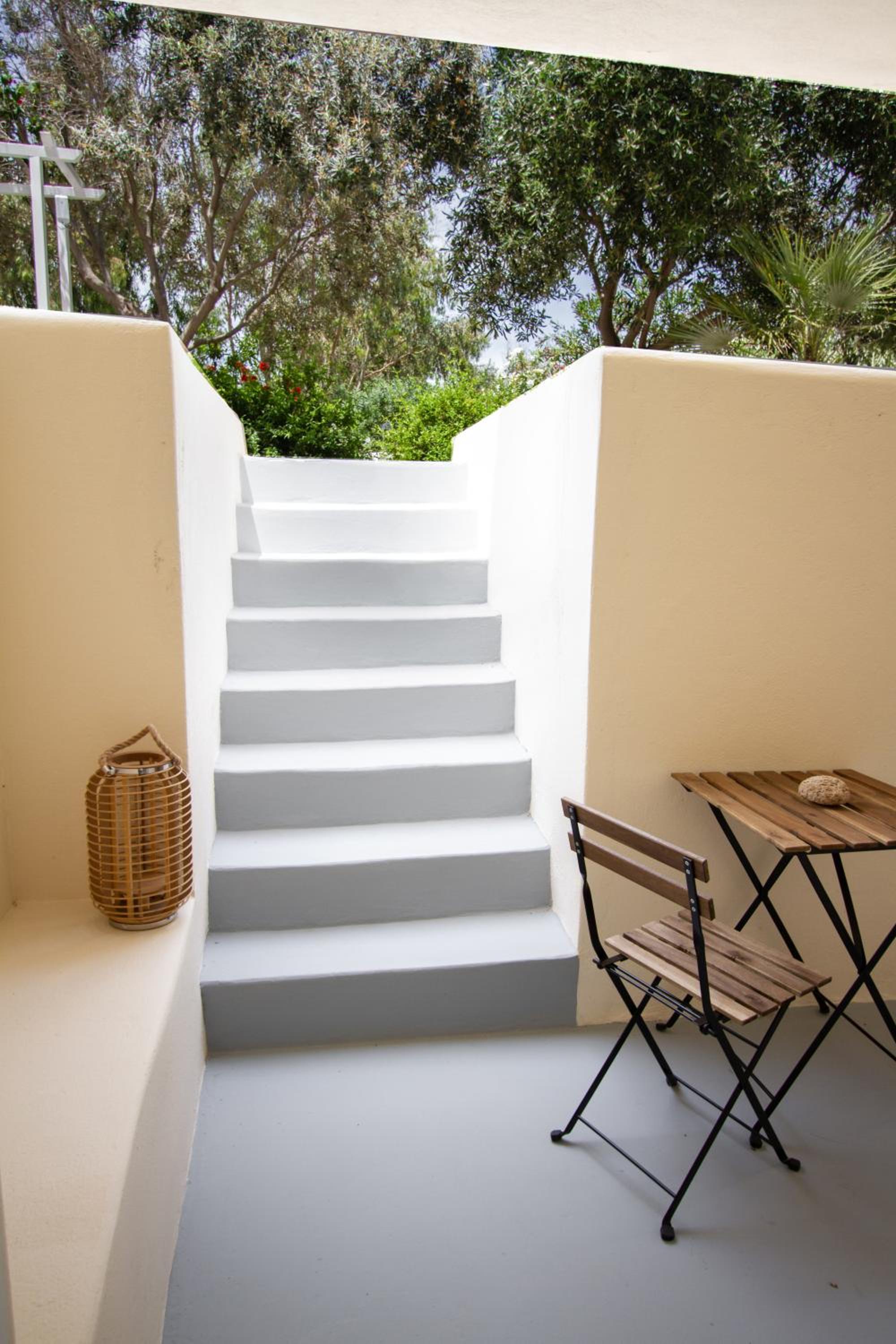 White Katikia Two-Bedroom Apartment - Split Level - Photo 5