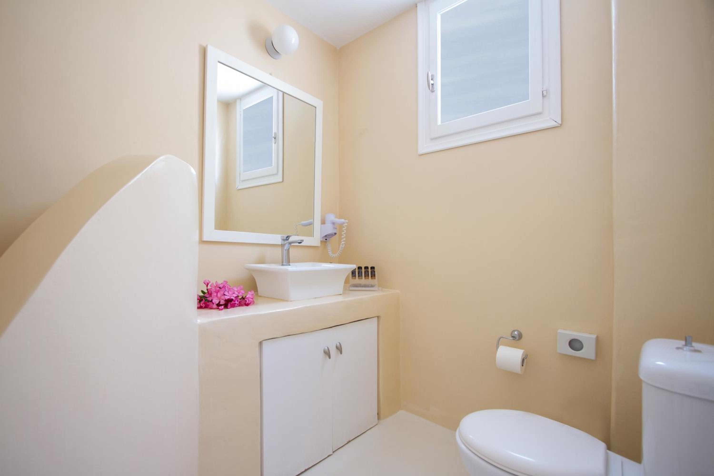 White Katikia Two-Bedroom Apartment - Split Level - Photo 13