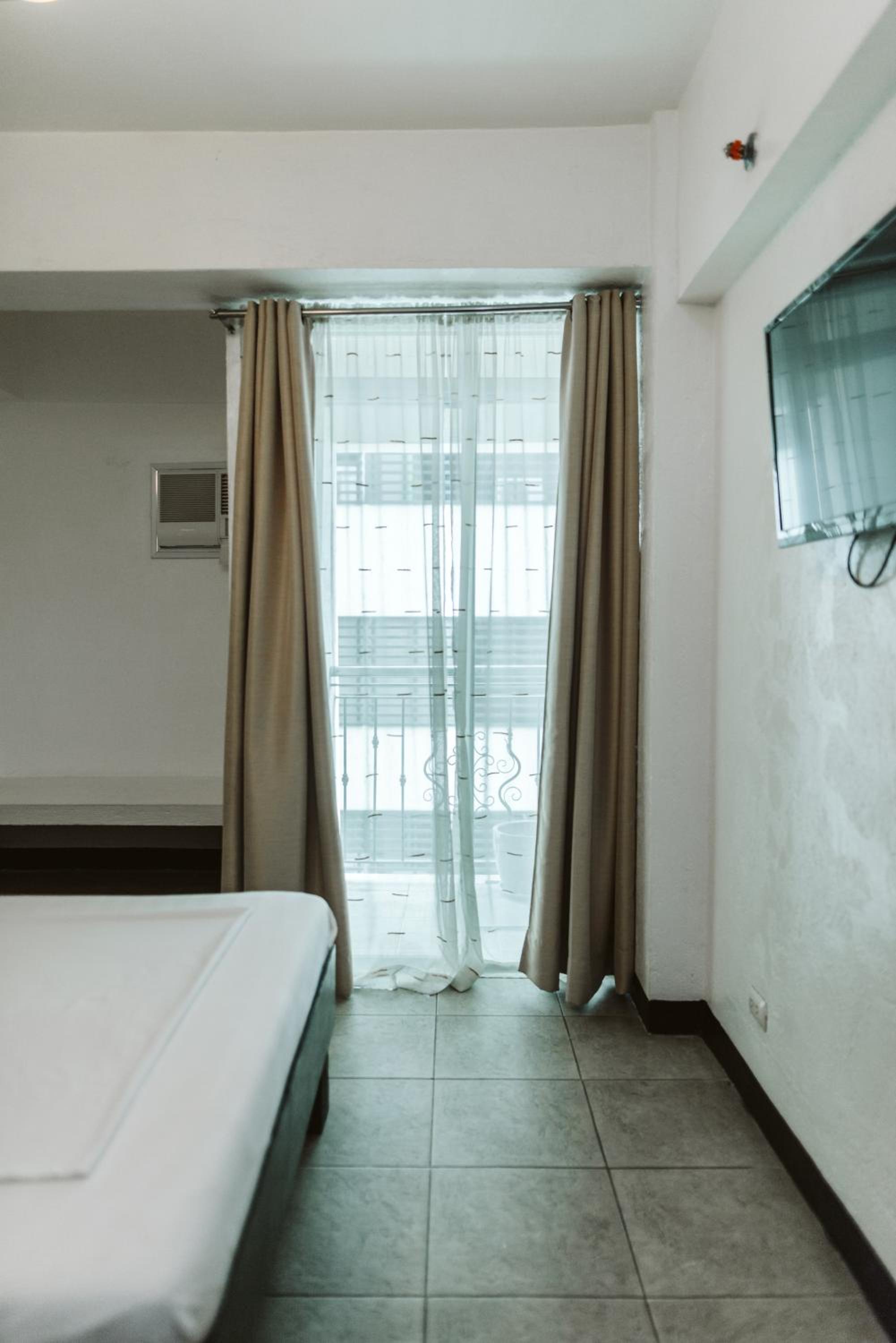 Deluxe Double Room - Photo 14