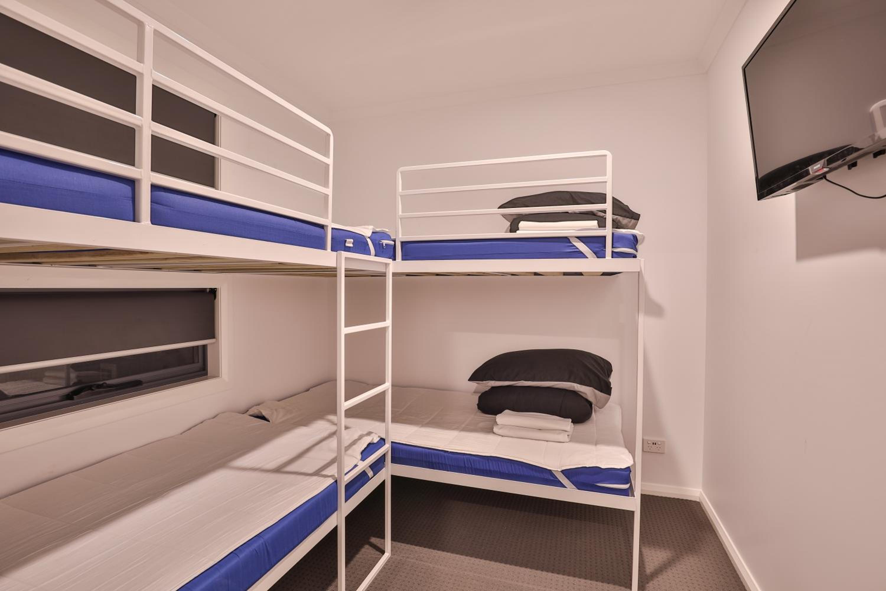 Three-Bedroom Superior Cabin photo 2