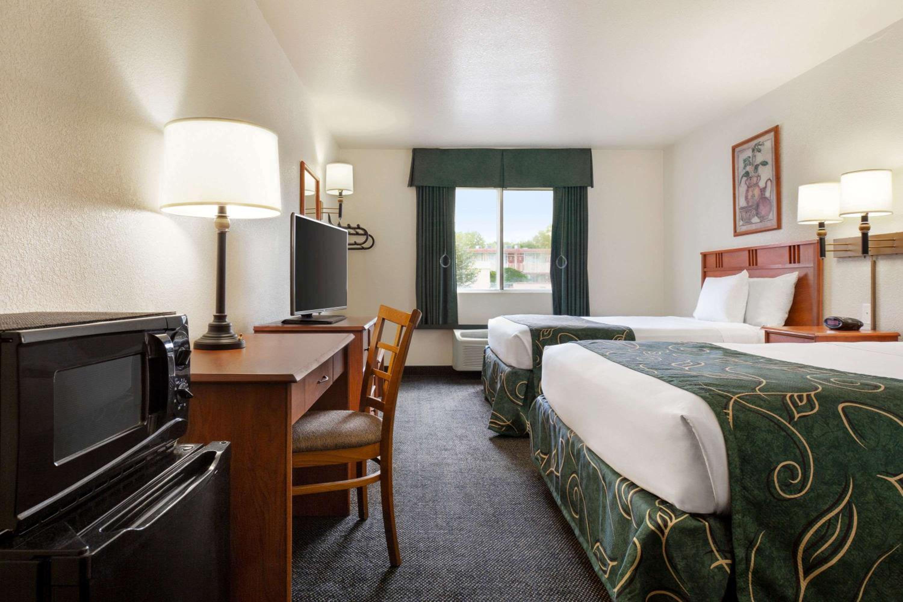 Deluxe Queen Room - Mobility Access/Non-Smoking