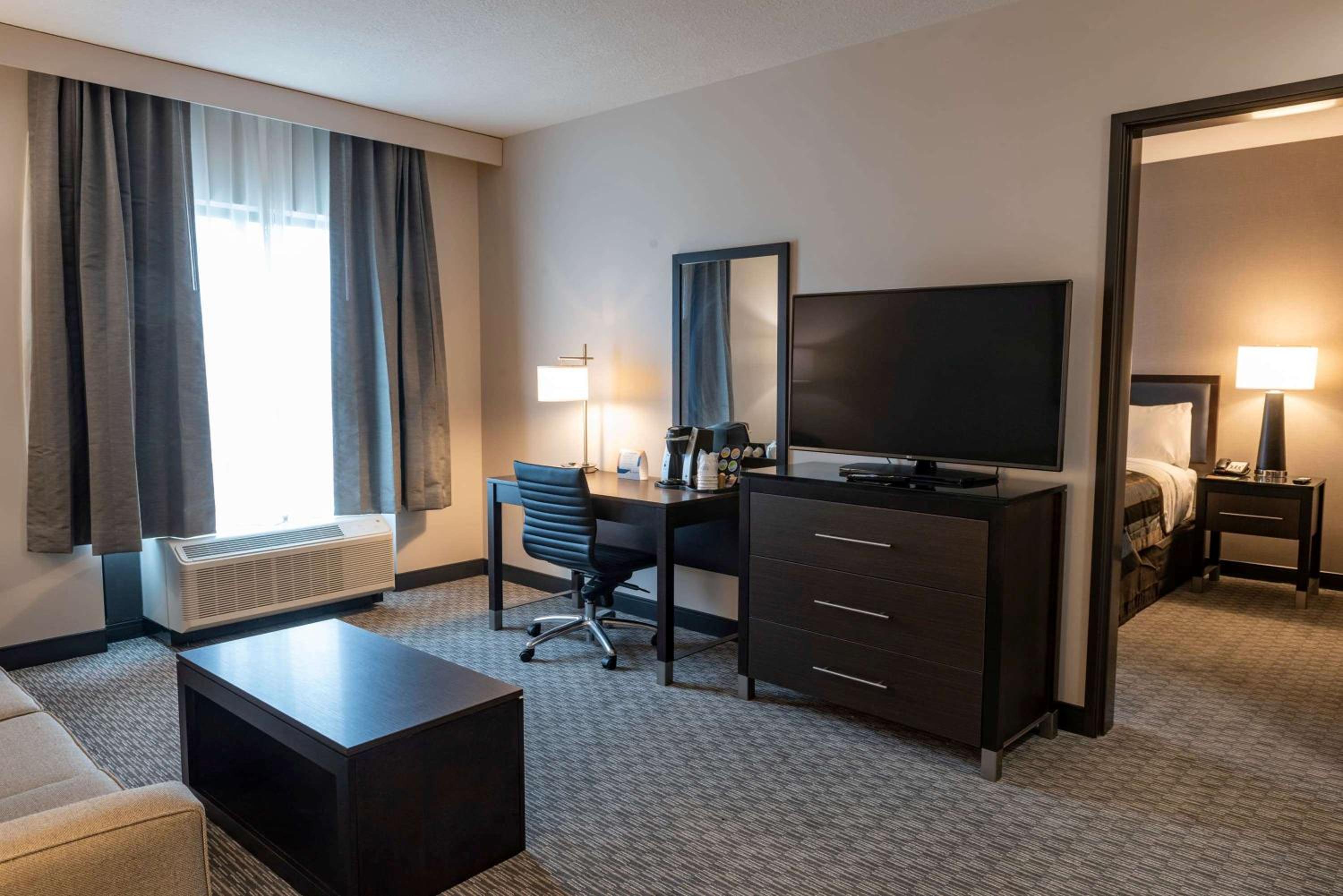 One-Bedroom King Suite - Mobility Access/Non-Smoking  - Photo 11