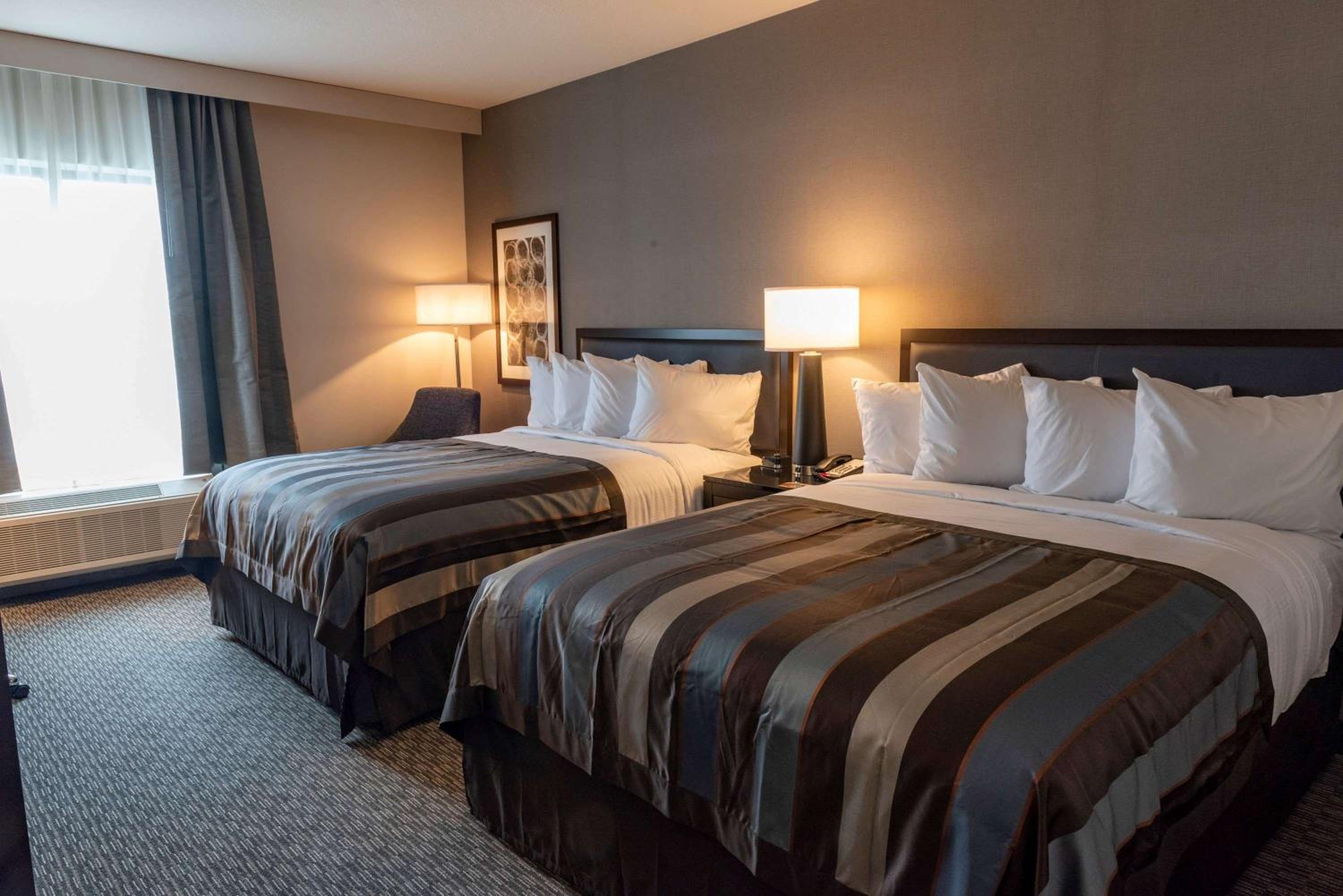 Queen Room with Two Queen Beds - Non-Smoking - Photo 10