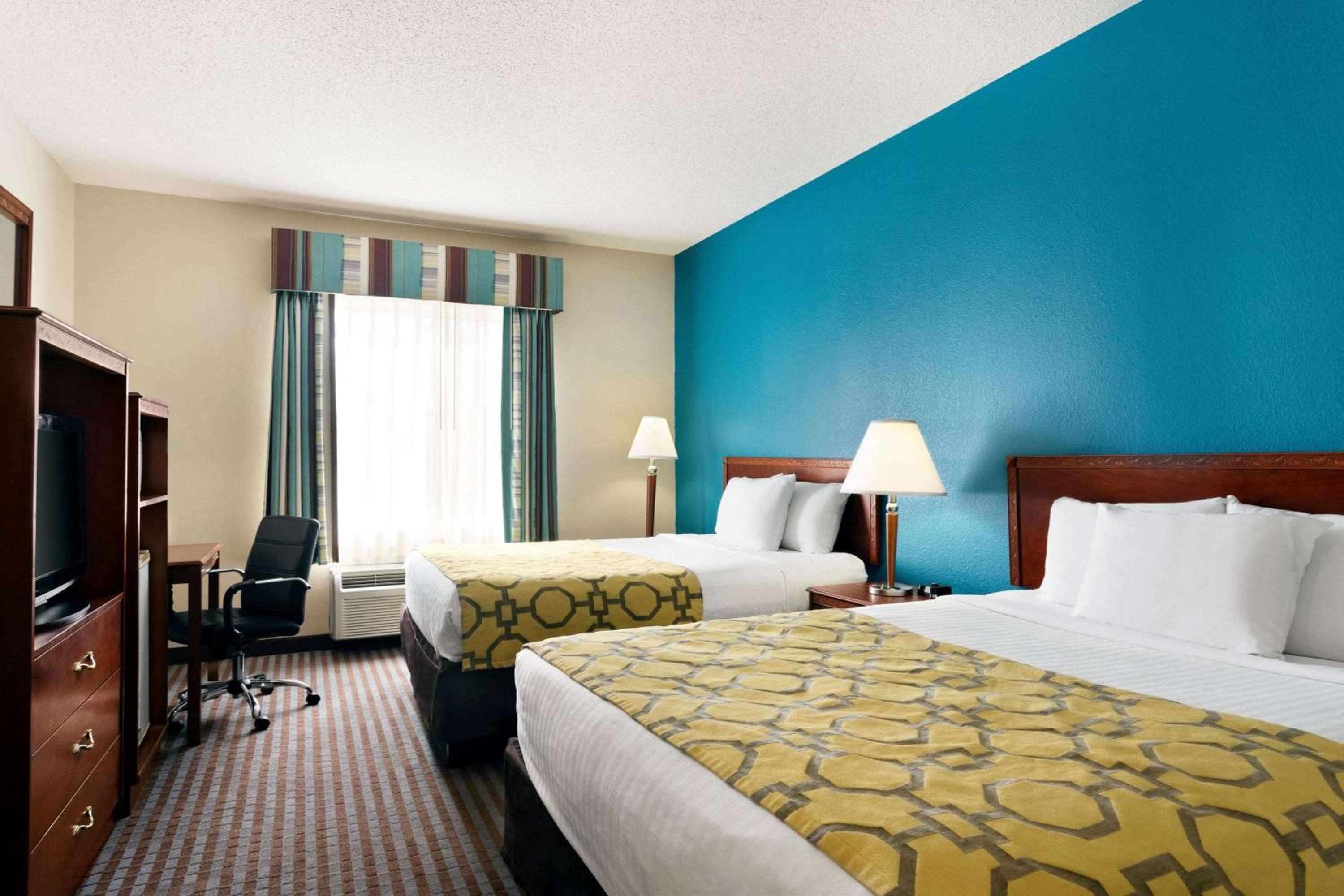 Queen Room with Two Queen Beds - Non-Smoking - Photo 3