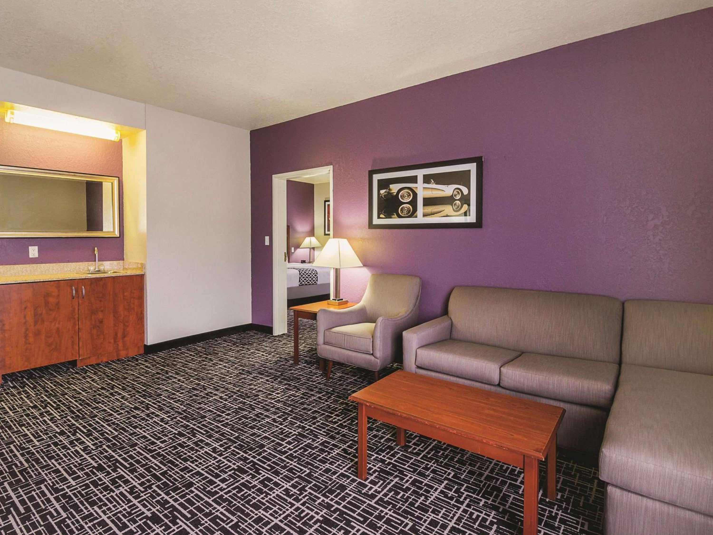 One-Bedroom King Suite - Non-Smoking - Photo 3