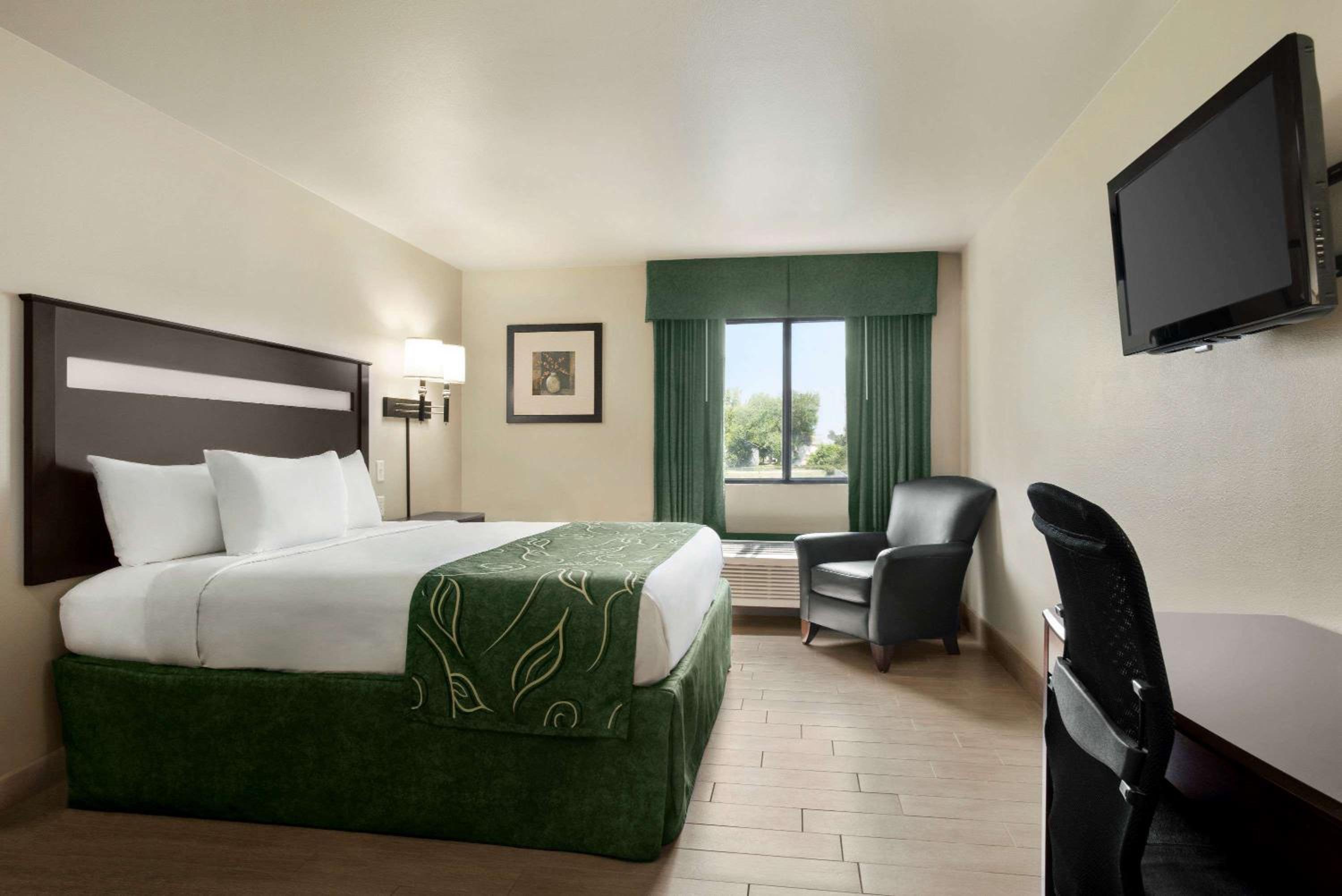 King Room - Mobility Access/Non-Smoking photo 2
