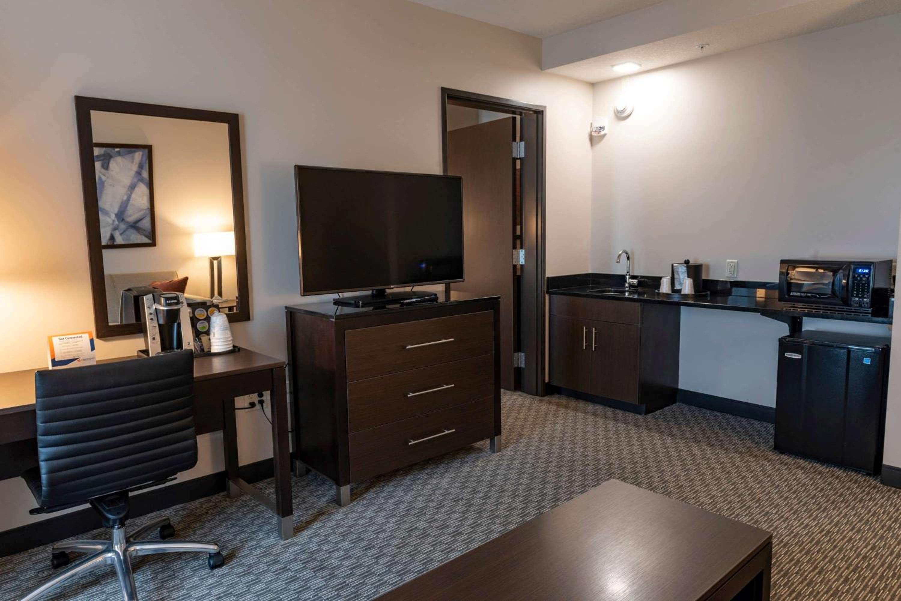 One-Bedroom King Suite - Mobility Access/Non-Smoking  - Photo 14