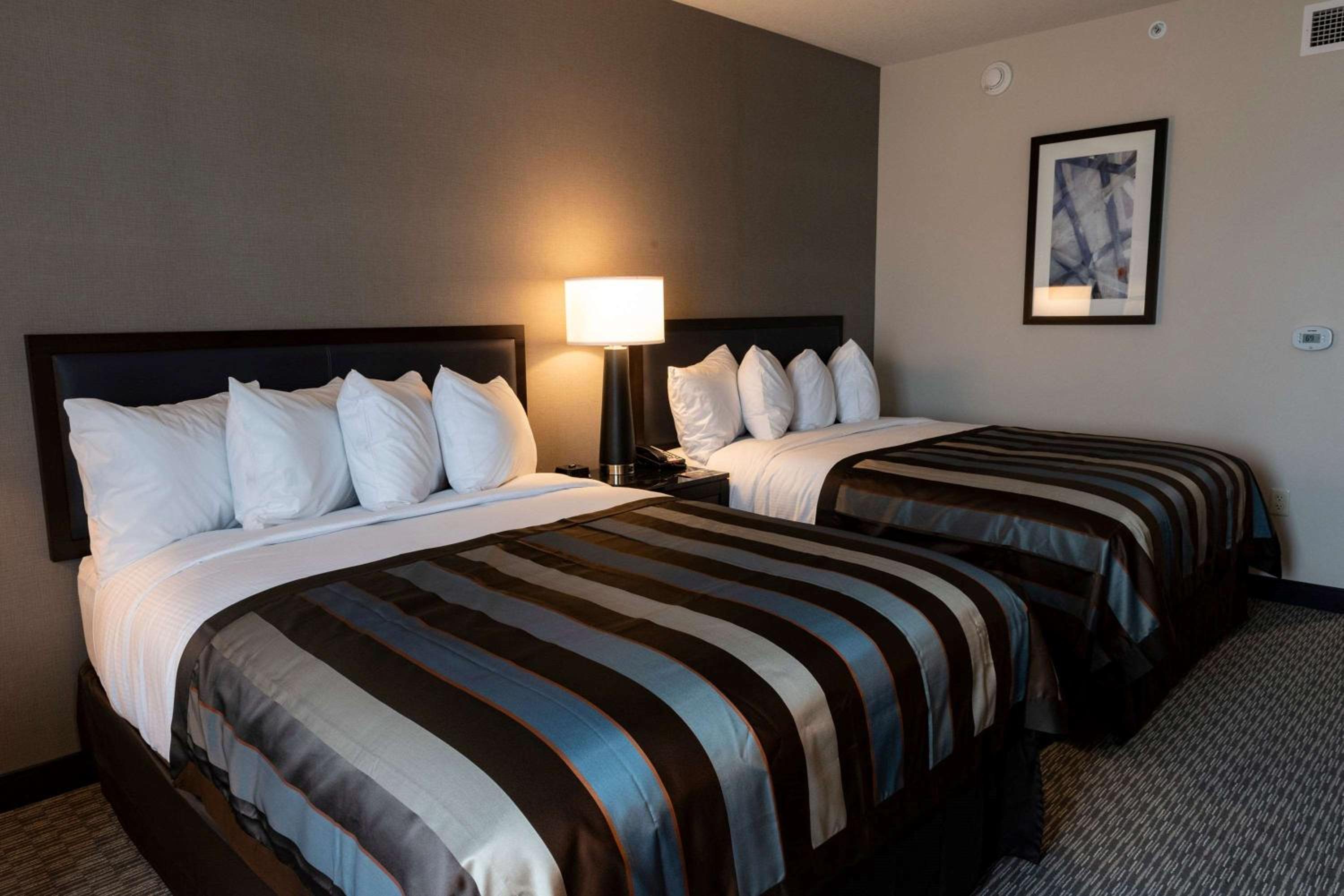 Queen Room with Two Queen Beds - Non-Smoking - Photo 13