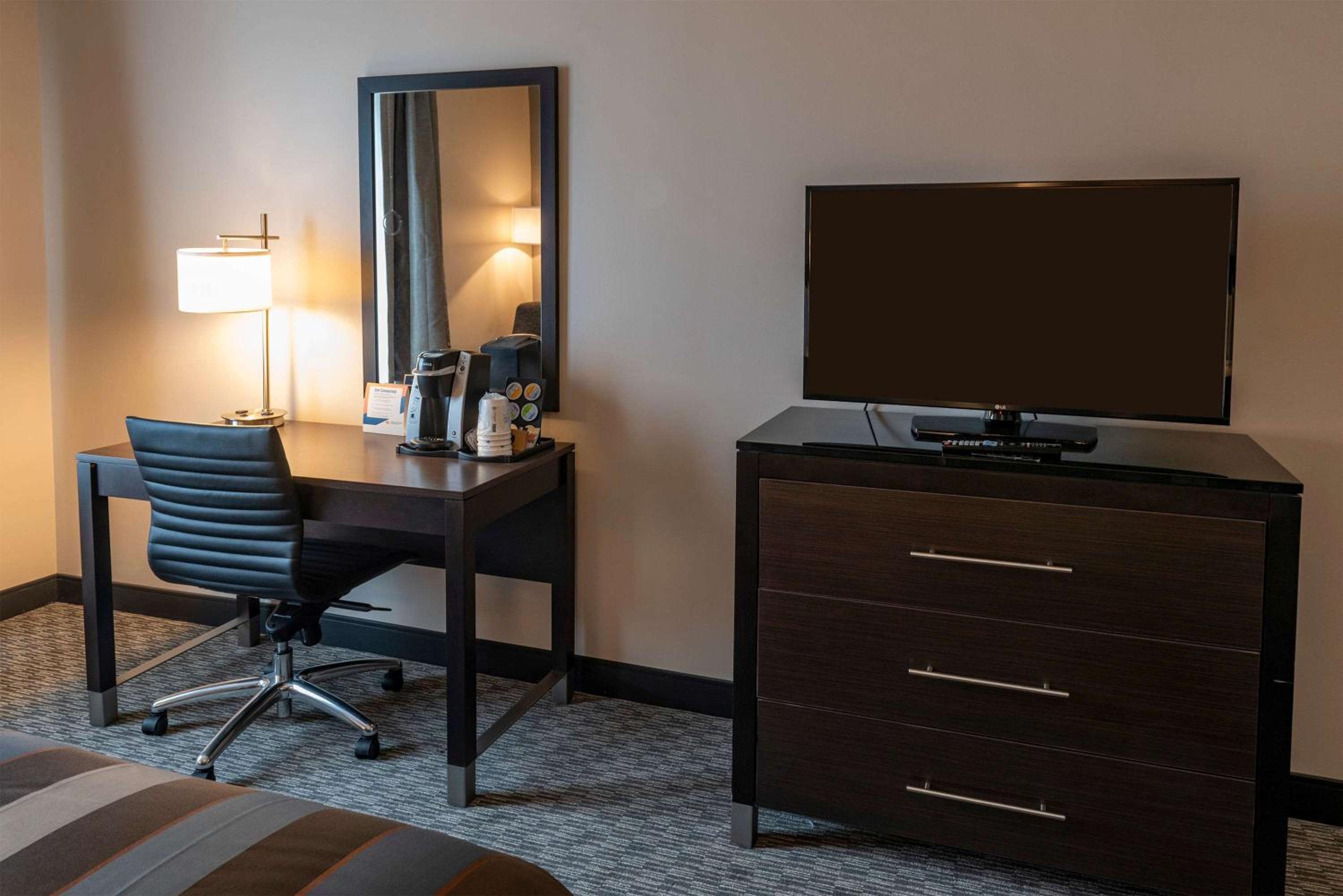 One-Bedroom King Suite - Mobility Access/Non-Smoking  - Photo 16