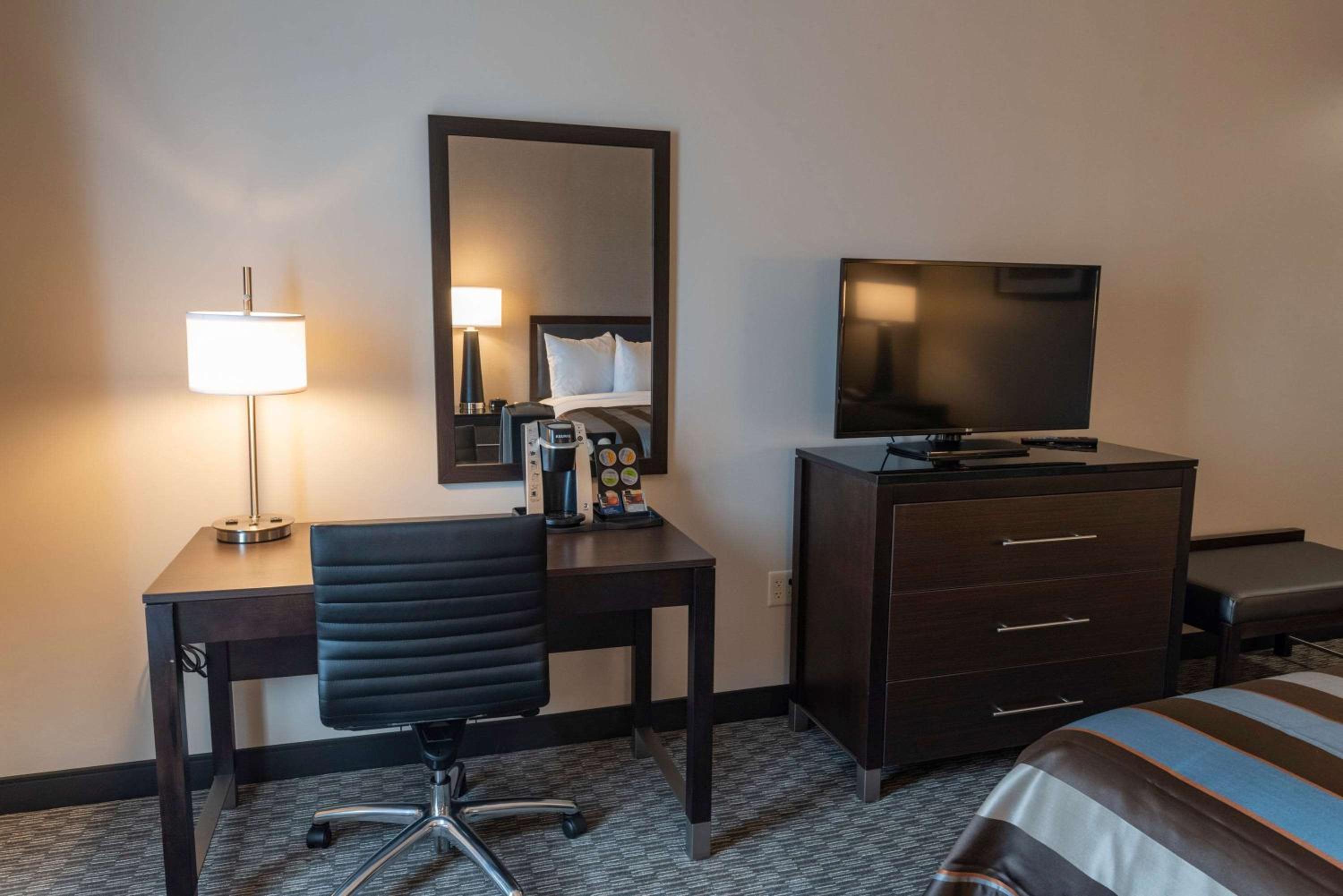 One-Bedroom King Suite - Mobility Access/Non-Smoking  - Photo 17