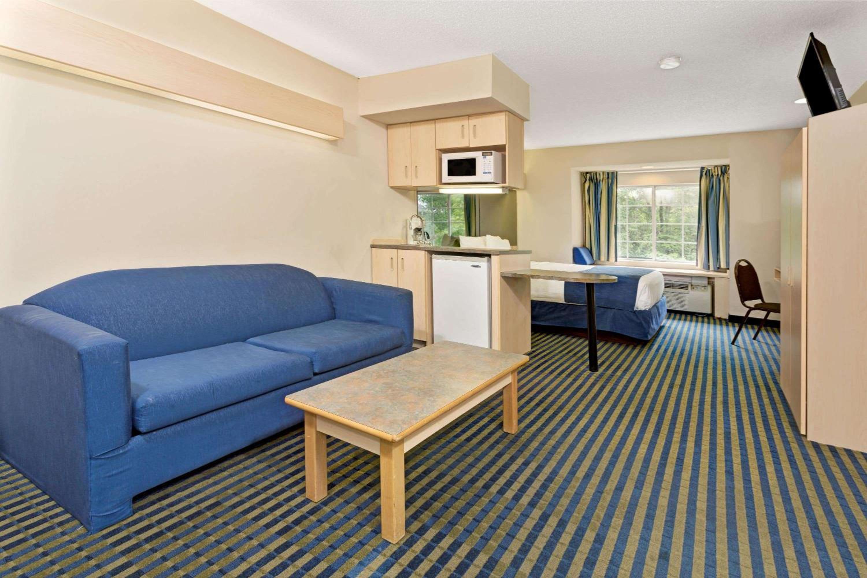 Queen Studio Suite - Non-Smoking - Photo 1