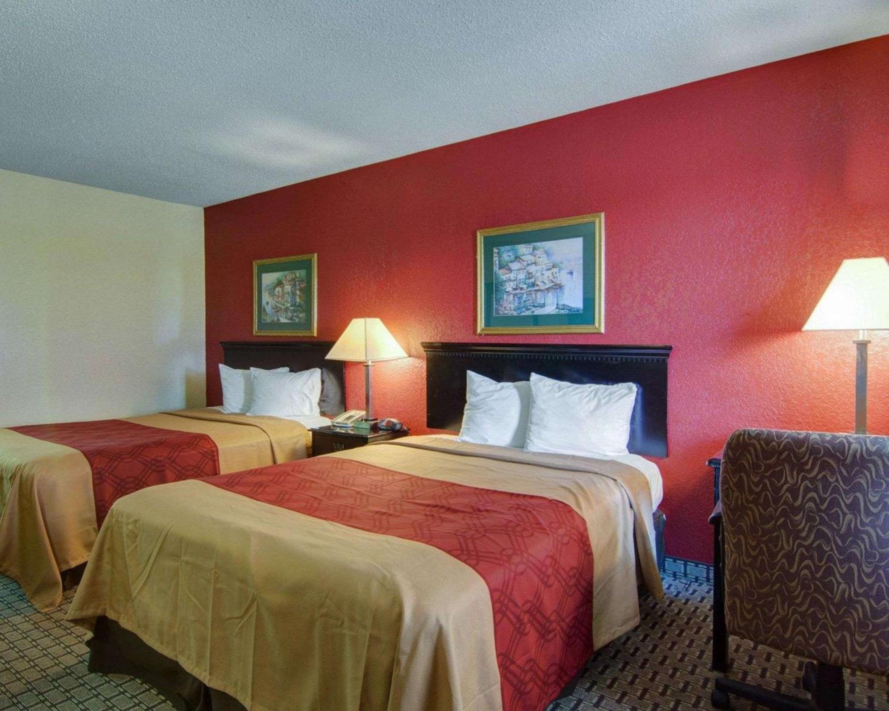 Queen Room with Two Queen Beds - Non-Smoking - Photo 1