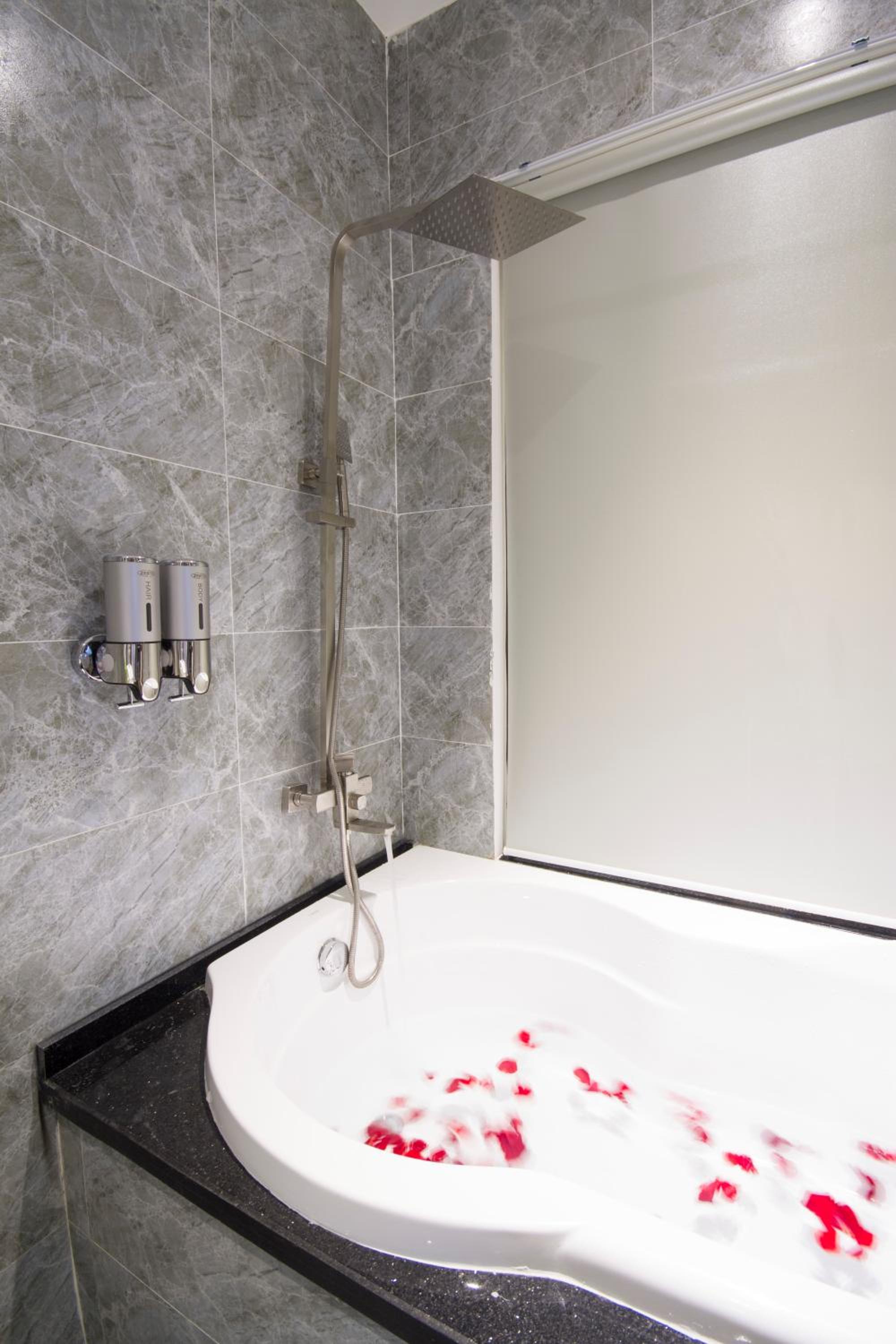 Deluxe Studio Double with Bathtub - Photo 2