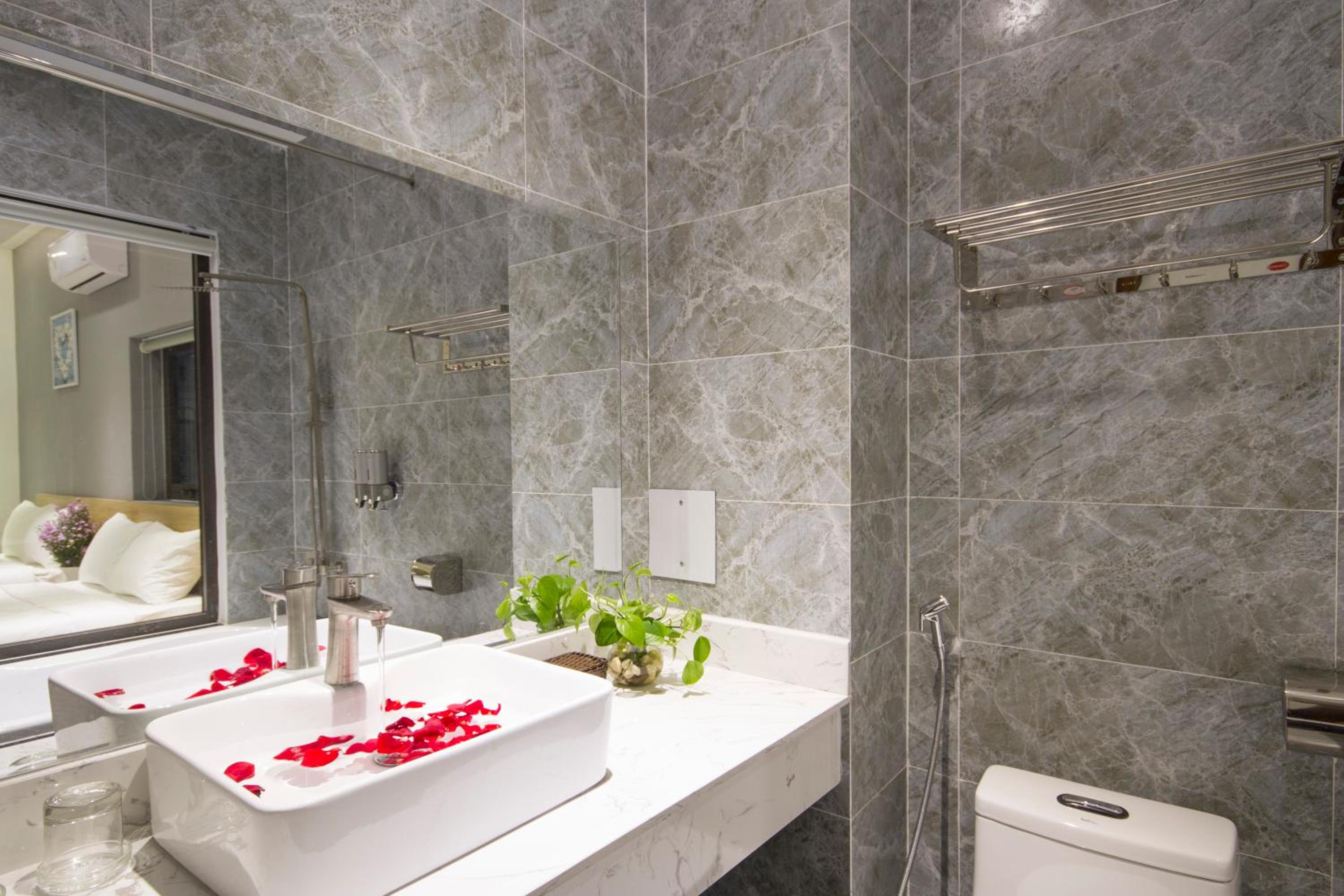 Deluxe Studio Double with Bathtub - Photo 7