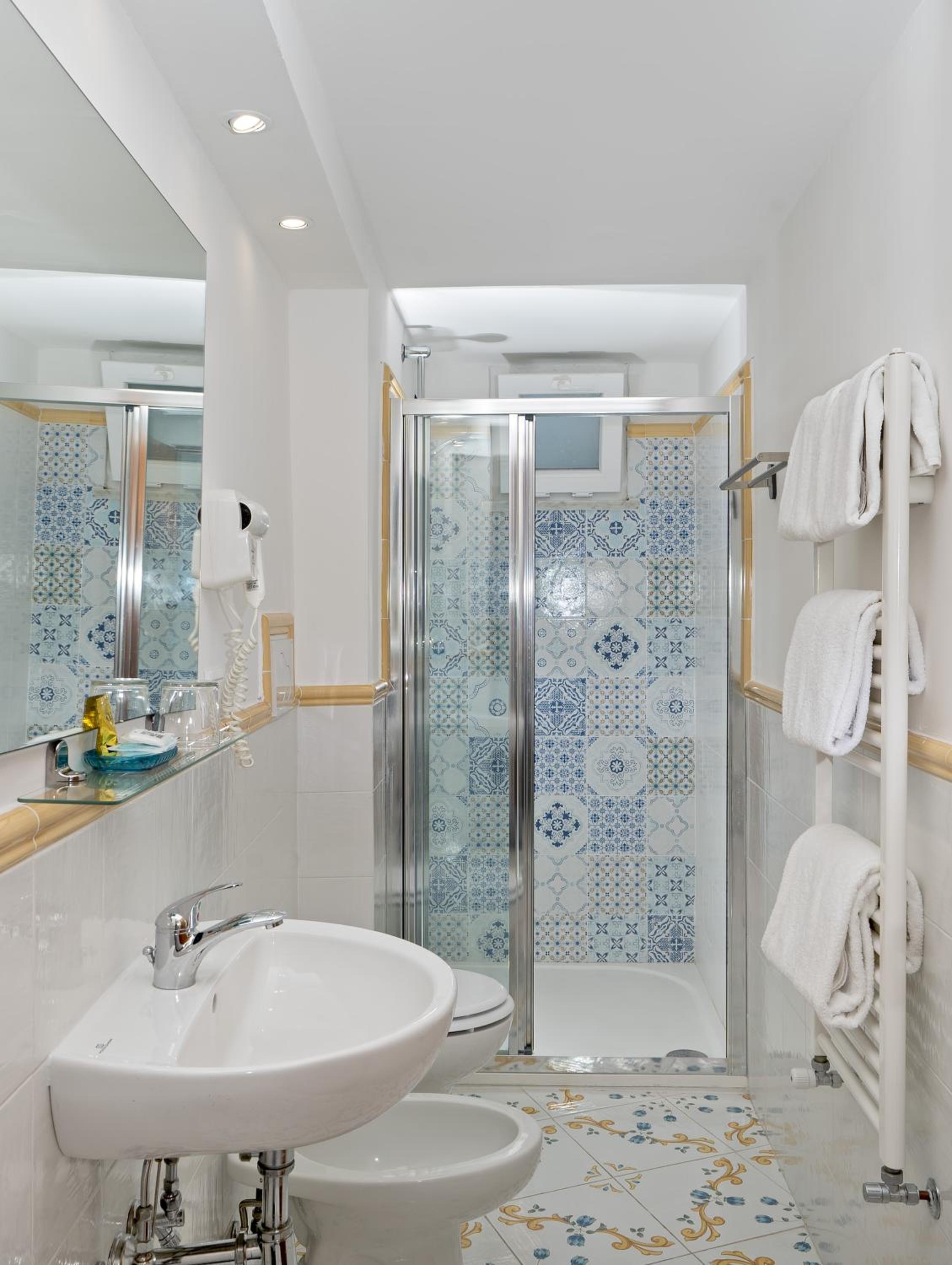 Triple Room with Sea View - Photo 4