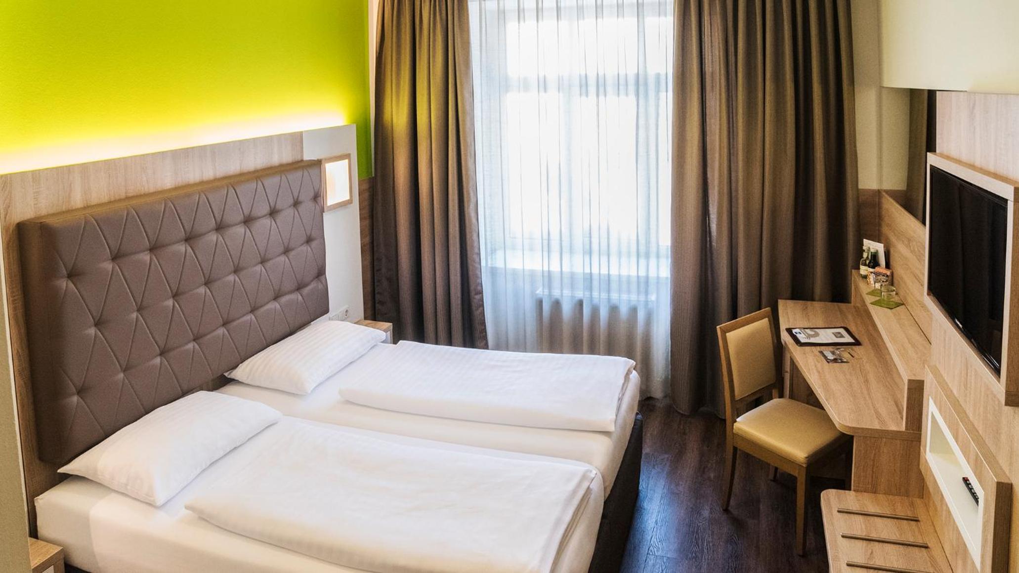 Twin Room with Air Conditioning - Photo 6