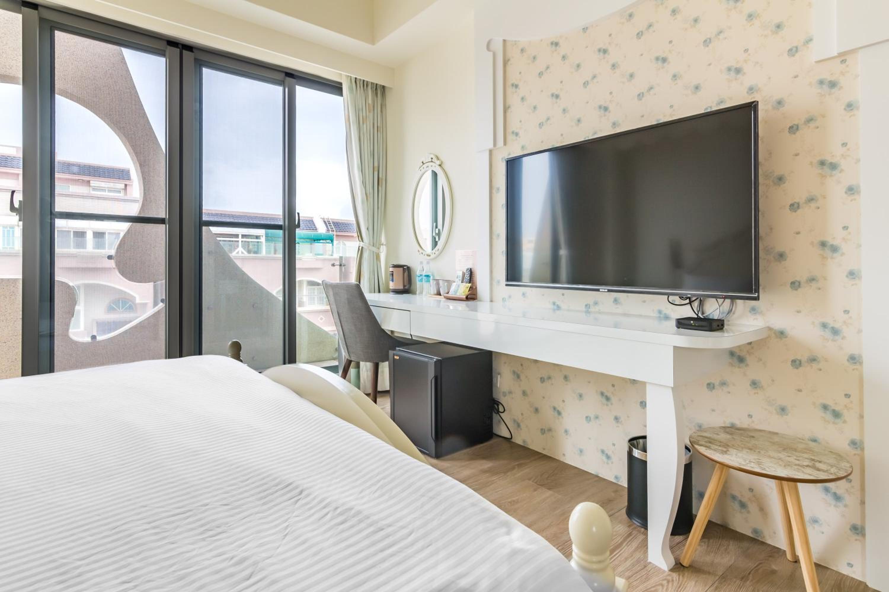 Deluxe Double Room with Balcony - Photo 4