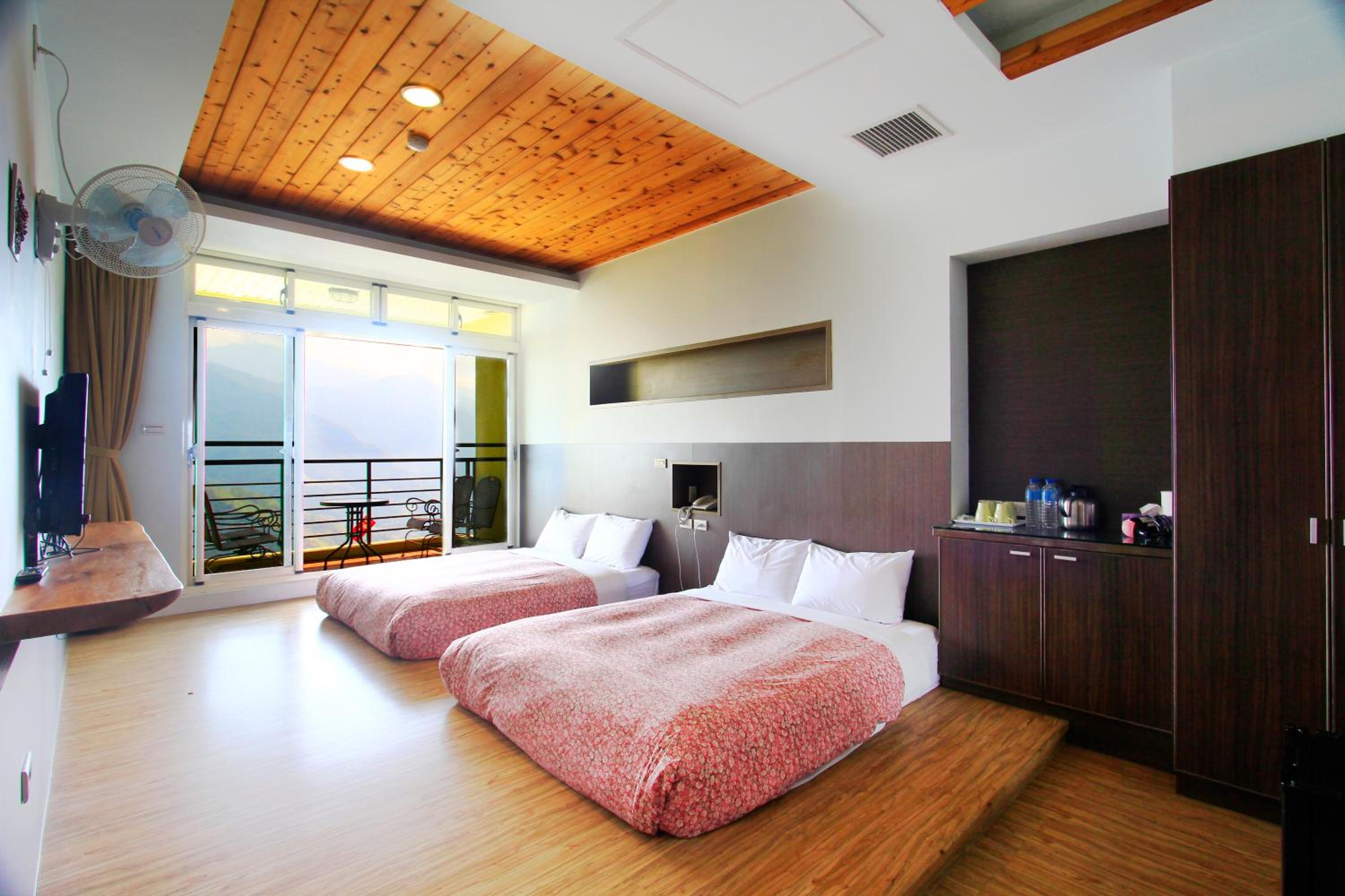 Quadruple Room with Mountain View photo 3