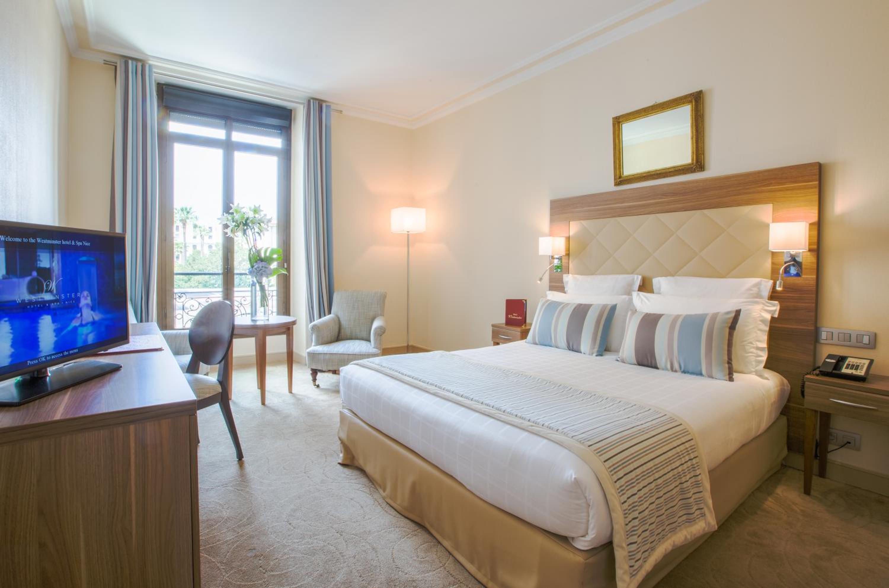 Superior Room with City View - Photo 15