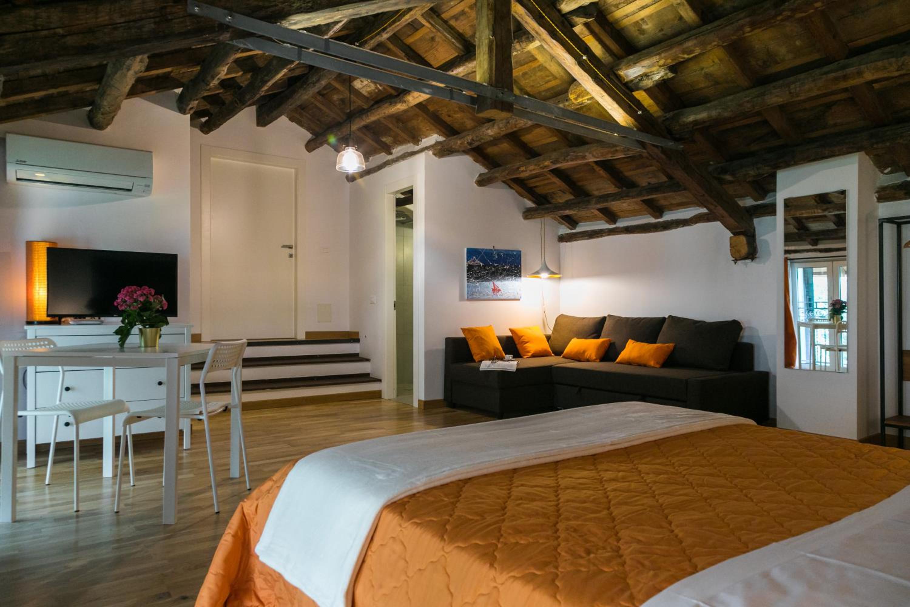 Quadruple Room with Private Bathroom - Photo 2