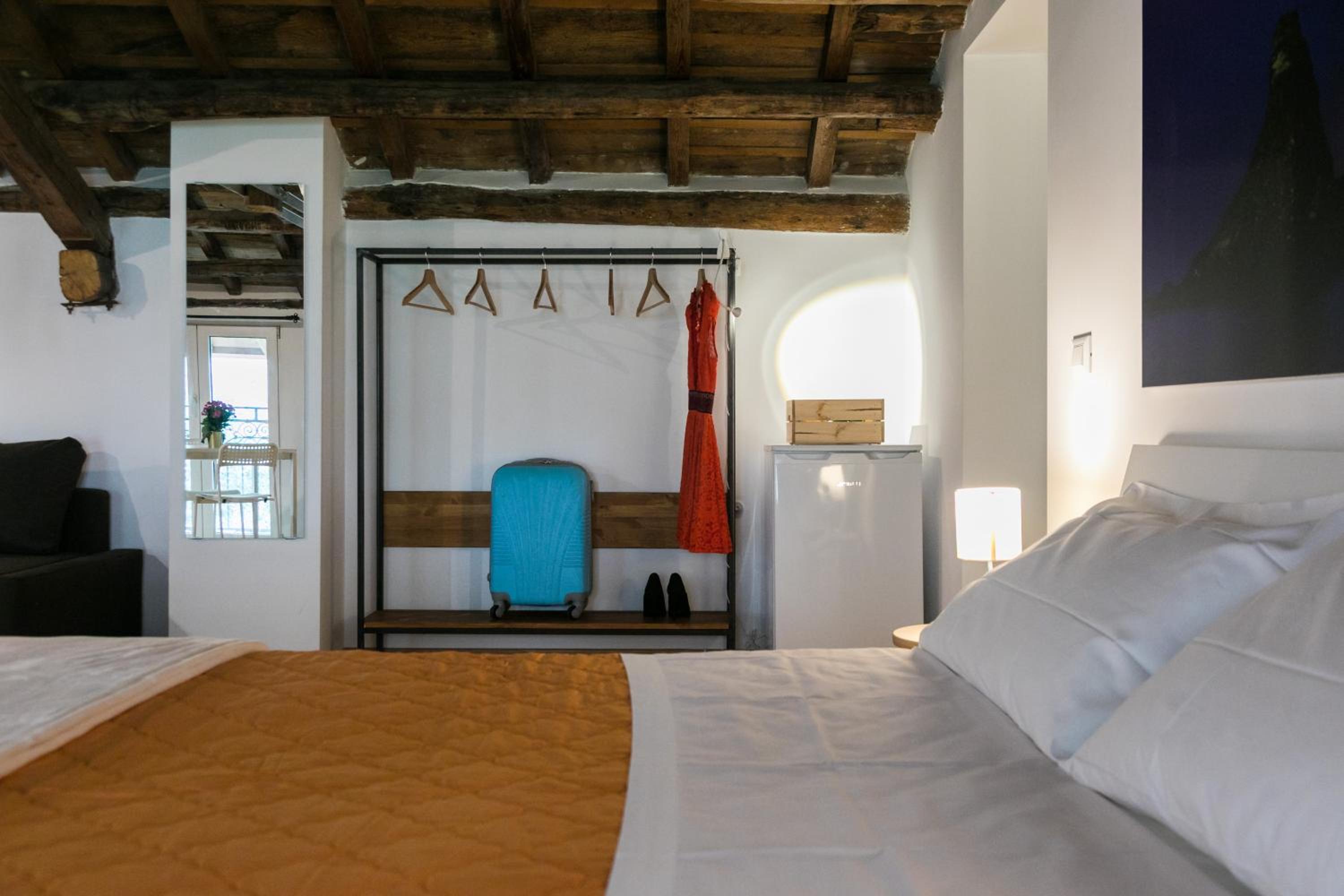 Quadruple Room with Private Bathroom - Photo 5