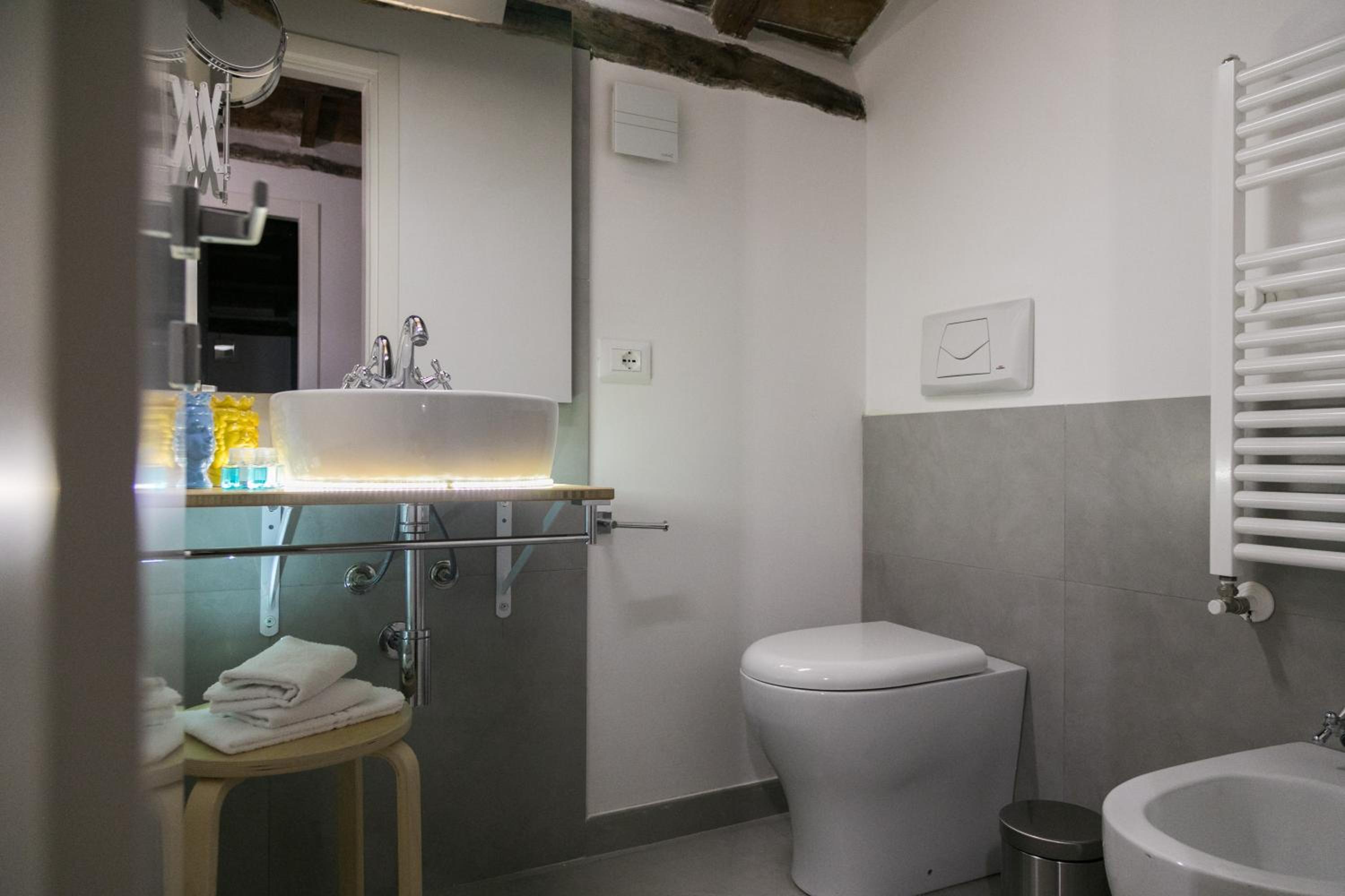 Quadruple Room with Private Bathroom - Photo 6