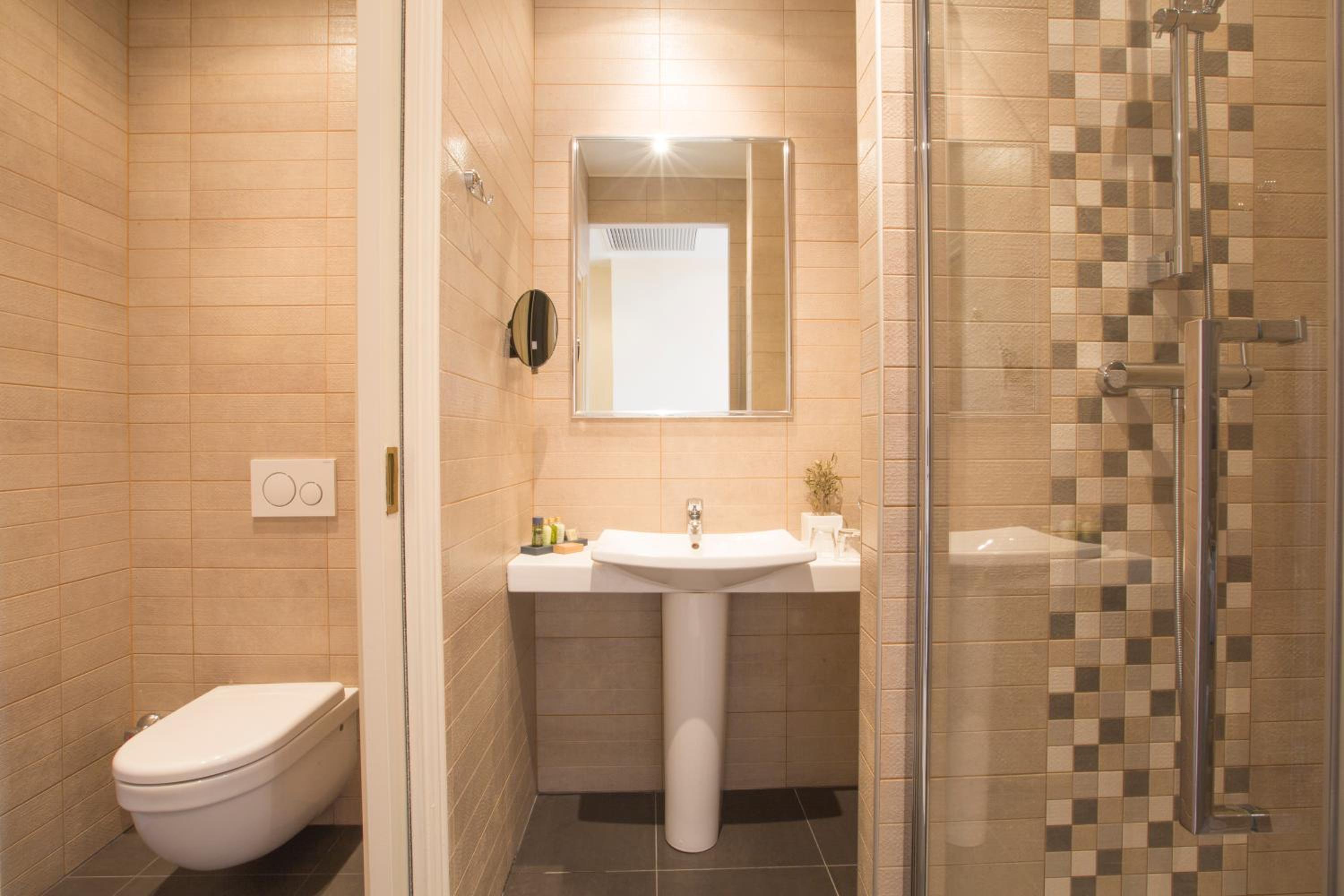 Superior Room with City View - Photo 17